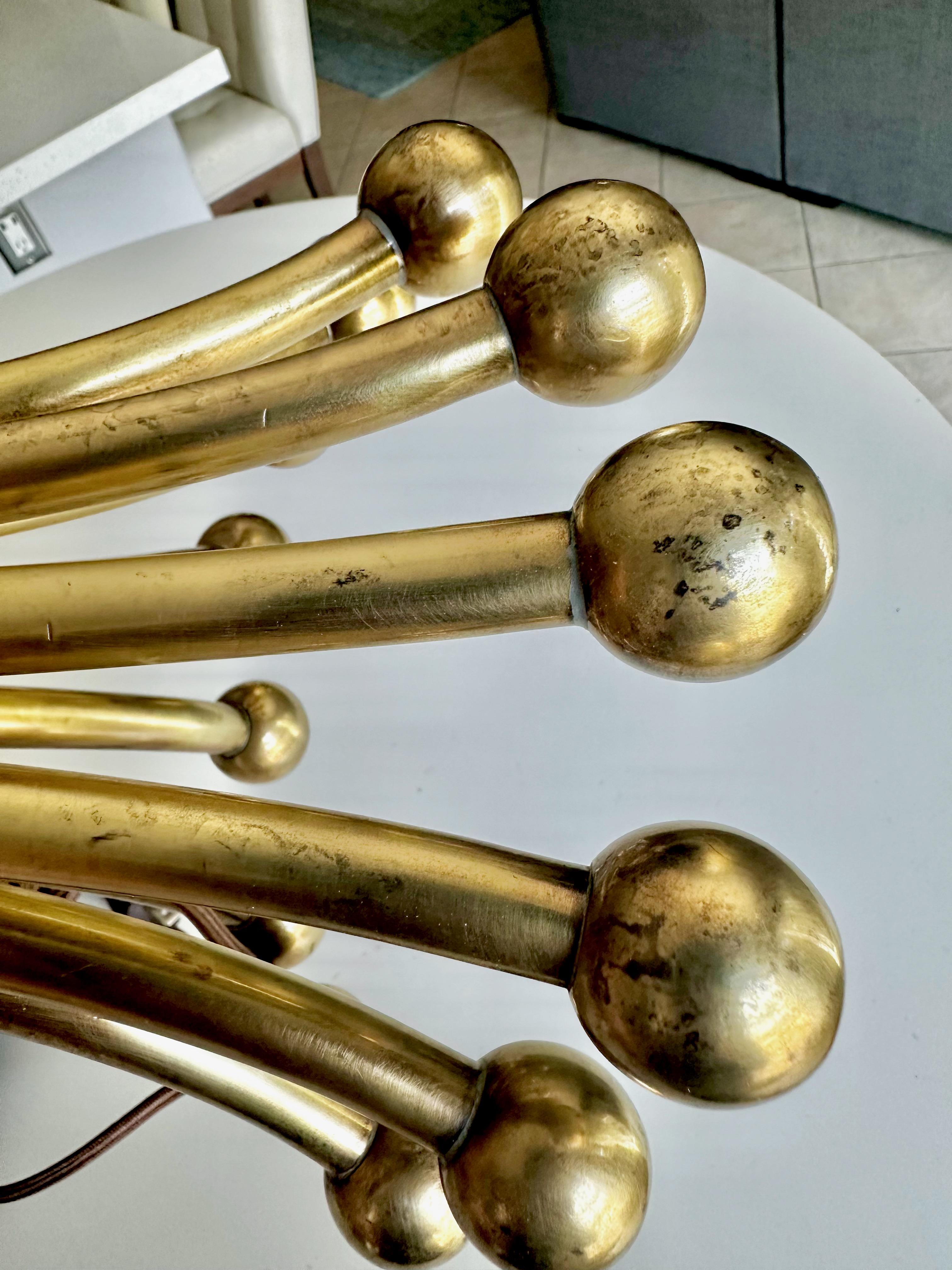 Lampe à gerbe de blé à tige et boule en laiton massif en vente 7