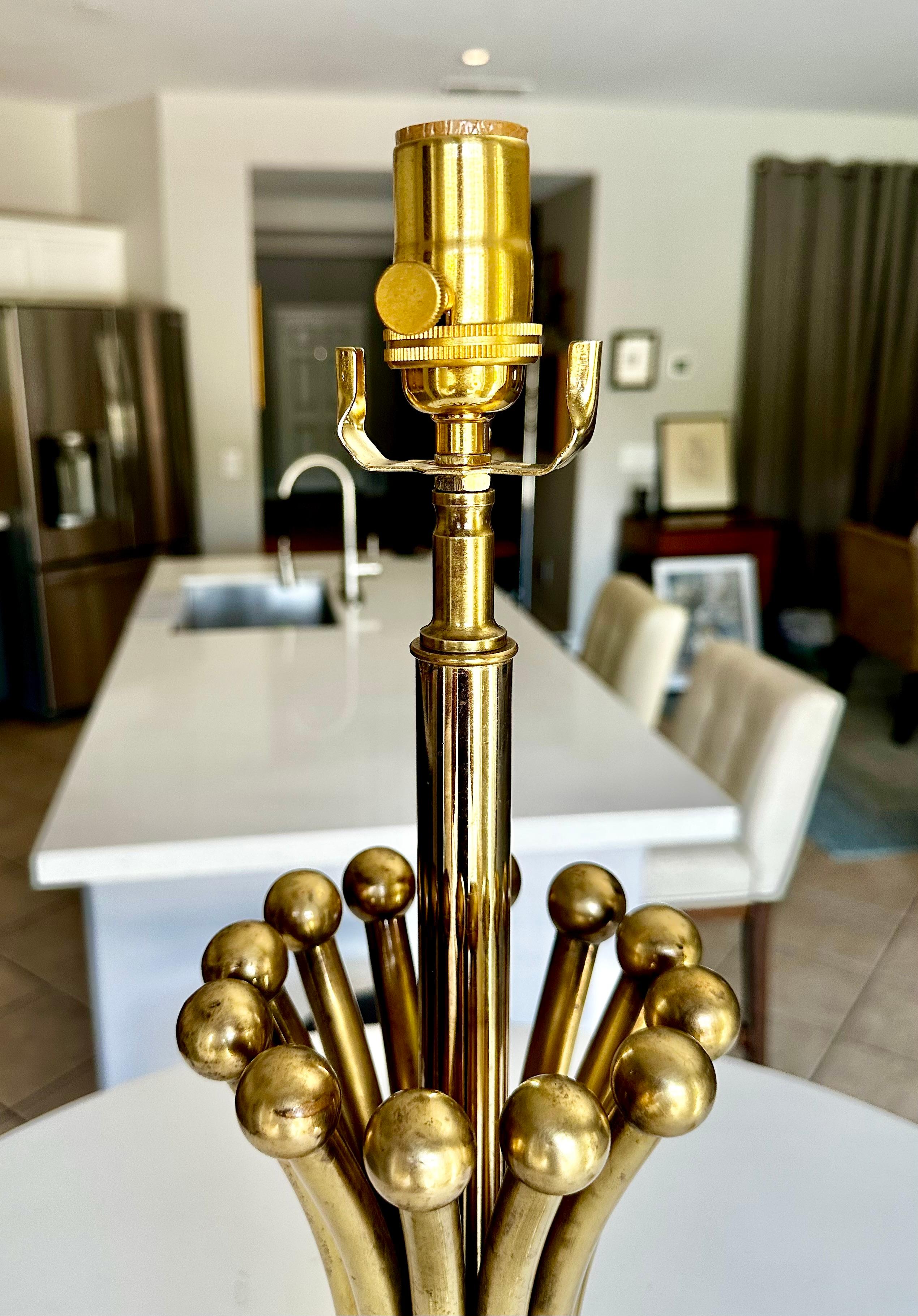 Lampe à gerbe de blé à tige et boule en laiton massif en vente 9
