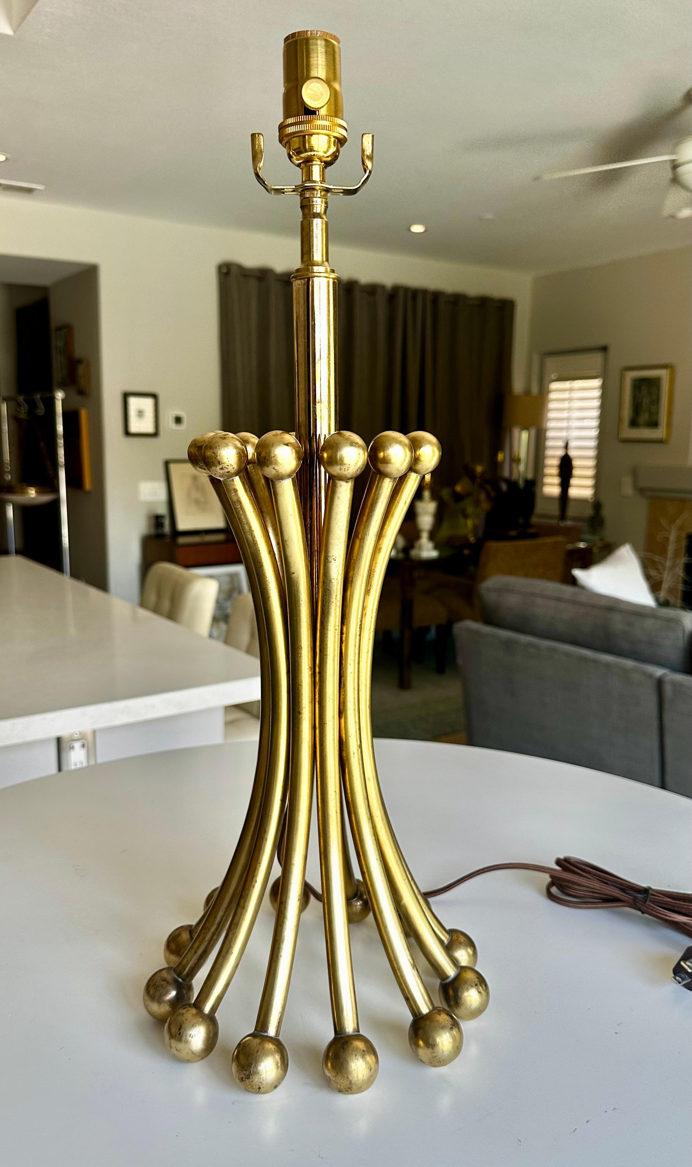 Lampe à gerbe de blé à tige et boule en laiton massif Bon état - En vente à Palm Springs, CA