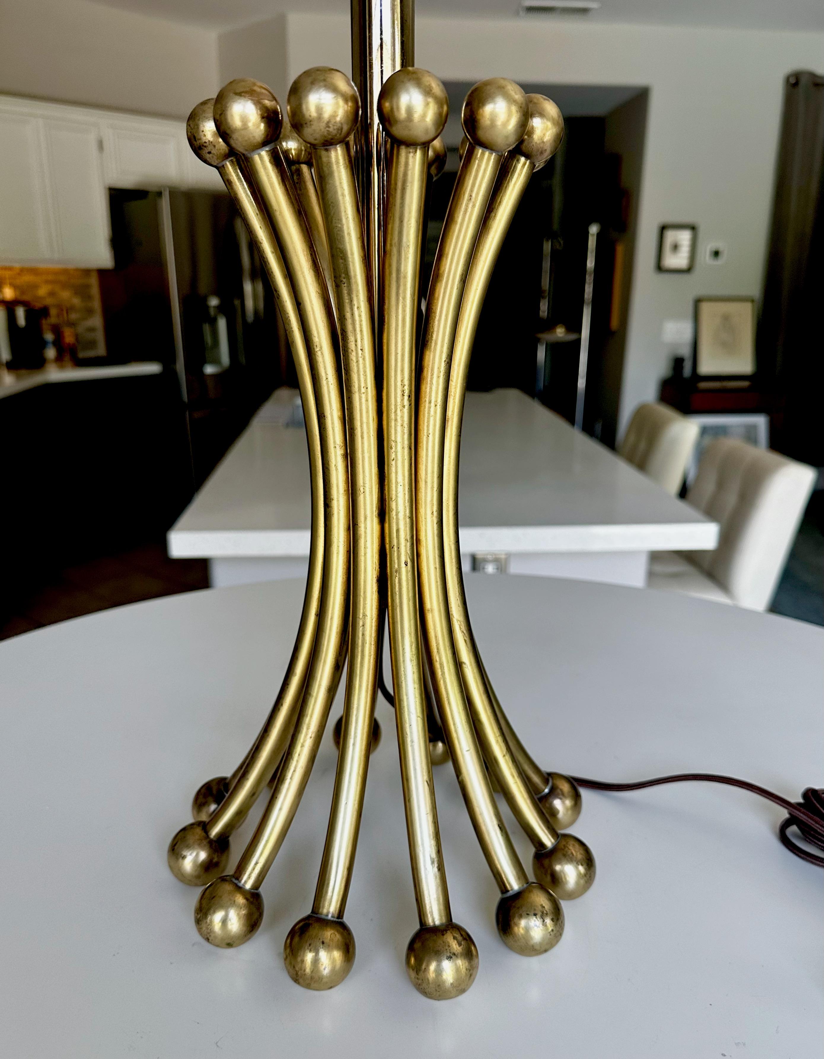 Lampe à gerbe de blé à tige et boule en laiton massif en vente 2