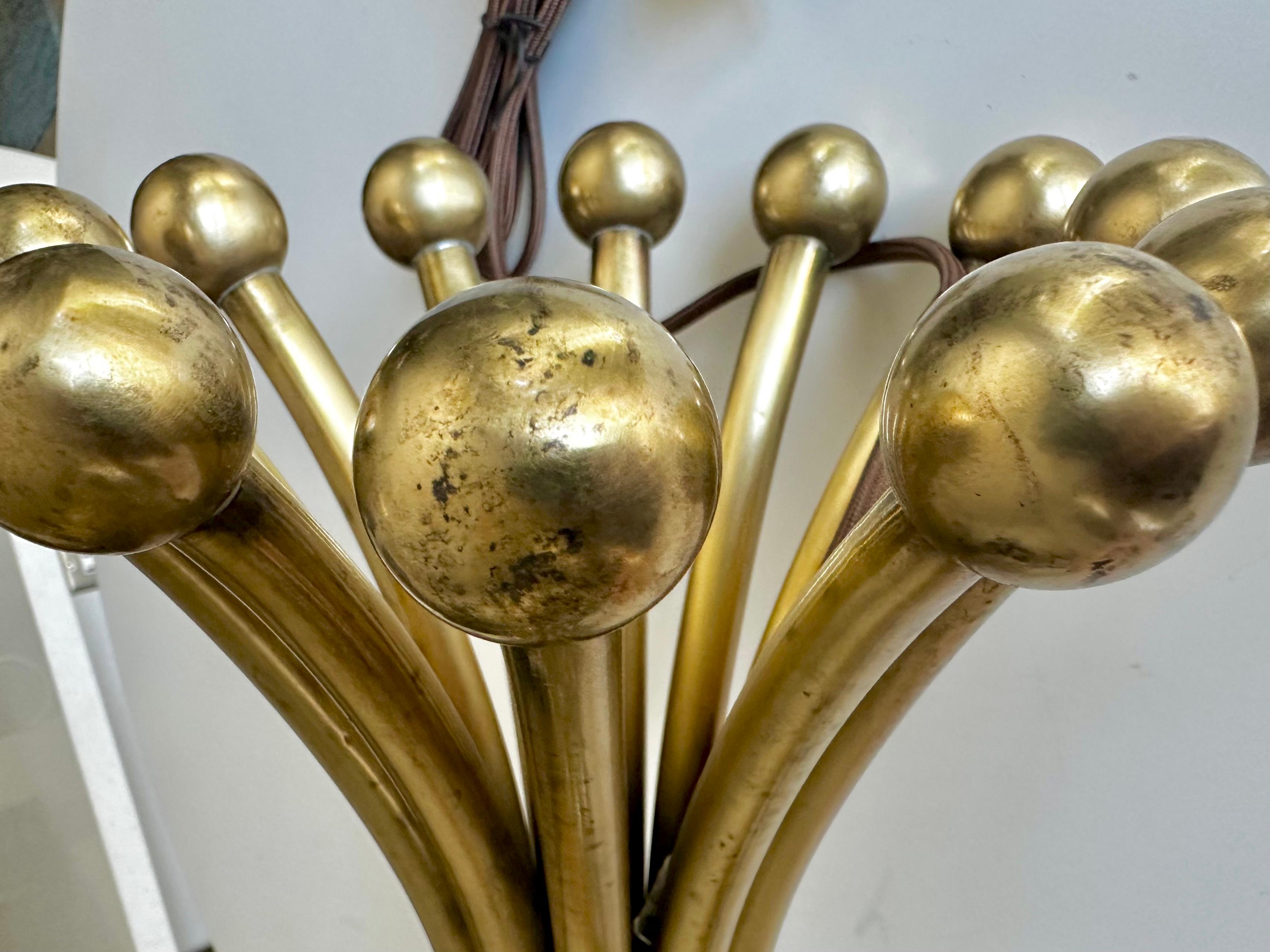 Lampe à gerbe de blé à tige et boule en laiton massif en vente 3
