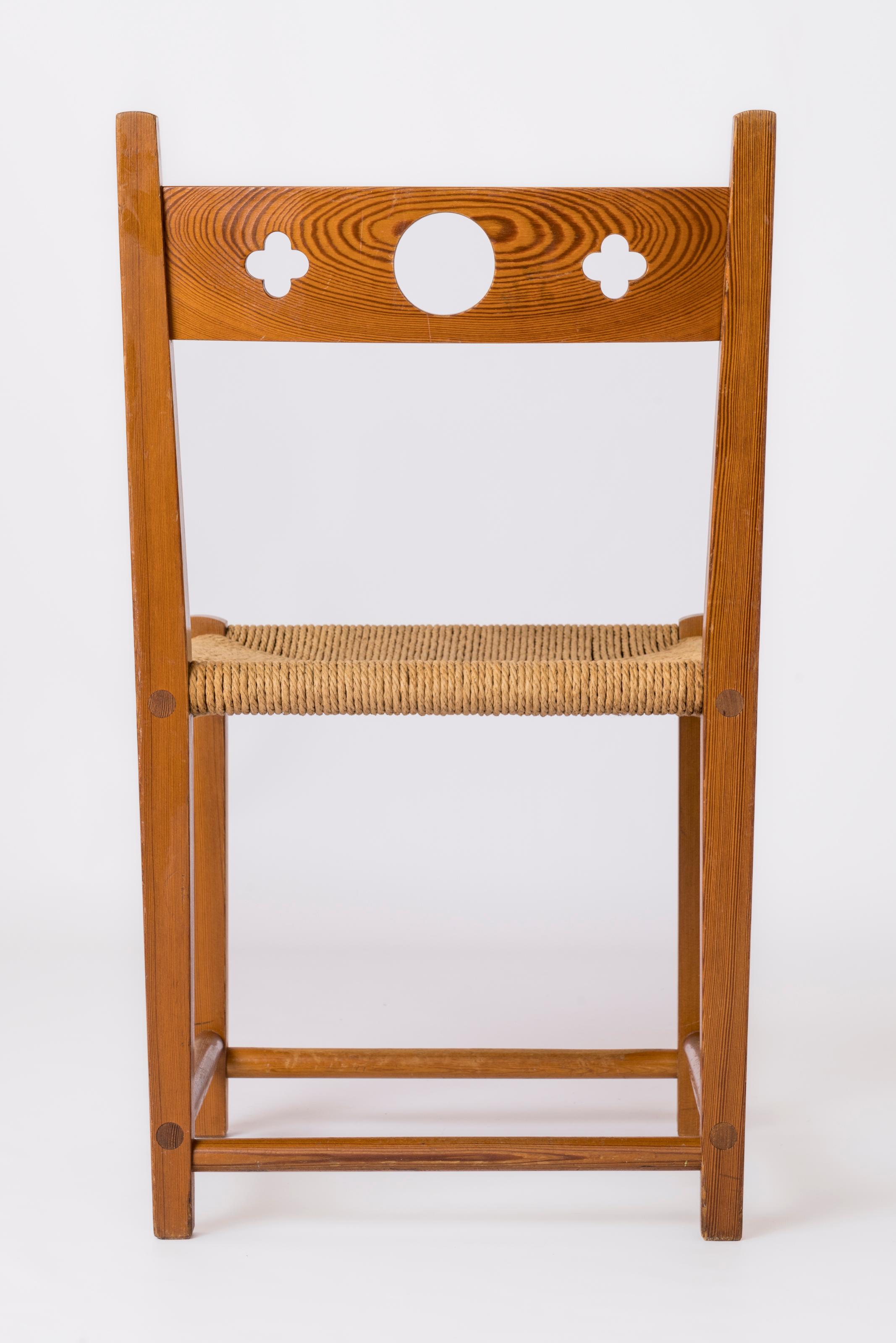 A graphic solid pinewood and rush single chair in the style of Marklund. Interesting carving details in the backrest. Very beautiful assembly details without nails or screws.
Sturdy. In overall fair vintage condition. Minor misses and