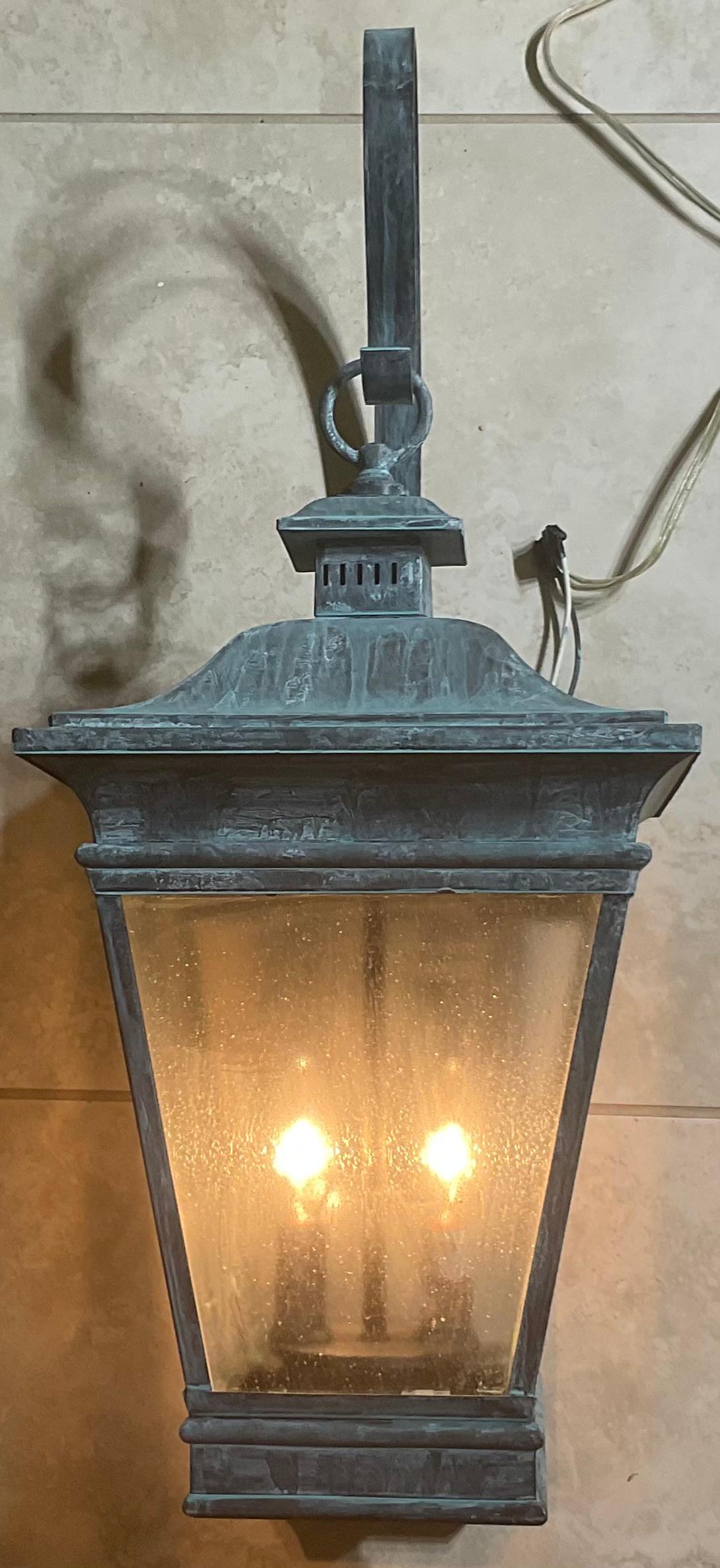 Erhöhen Sie Ihren Raum mit zeitlosem Charme.
Diese exquisite einzelne Wandlaterne aus massivem Messing verleiht jedem Raum einen Hauch von klassischer Eleganz. Aus hochwertigem Messing und Kunstglas gefertigt und mit einer schönen Patina versehen,