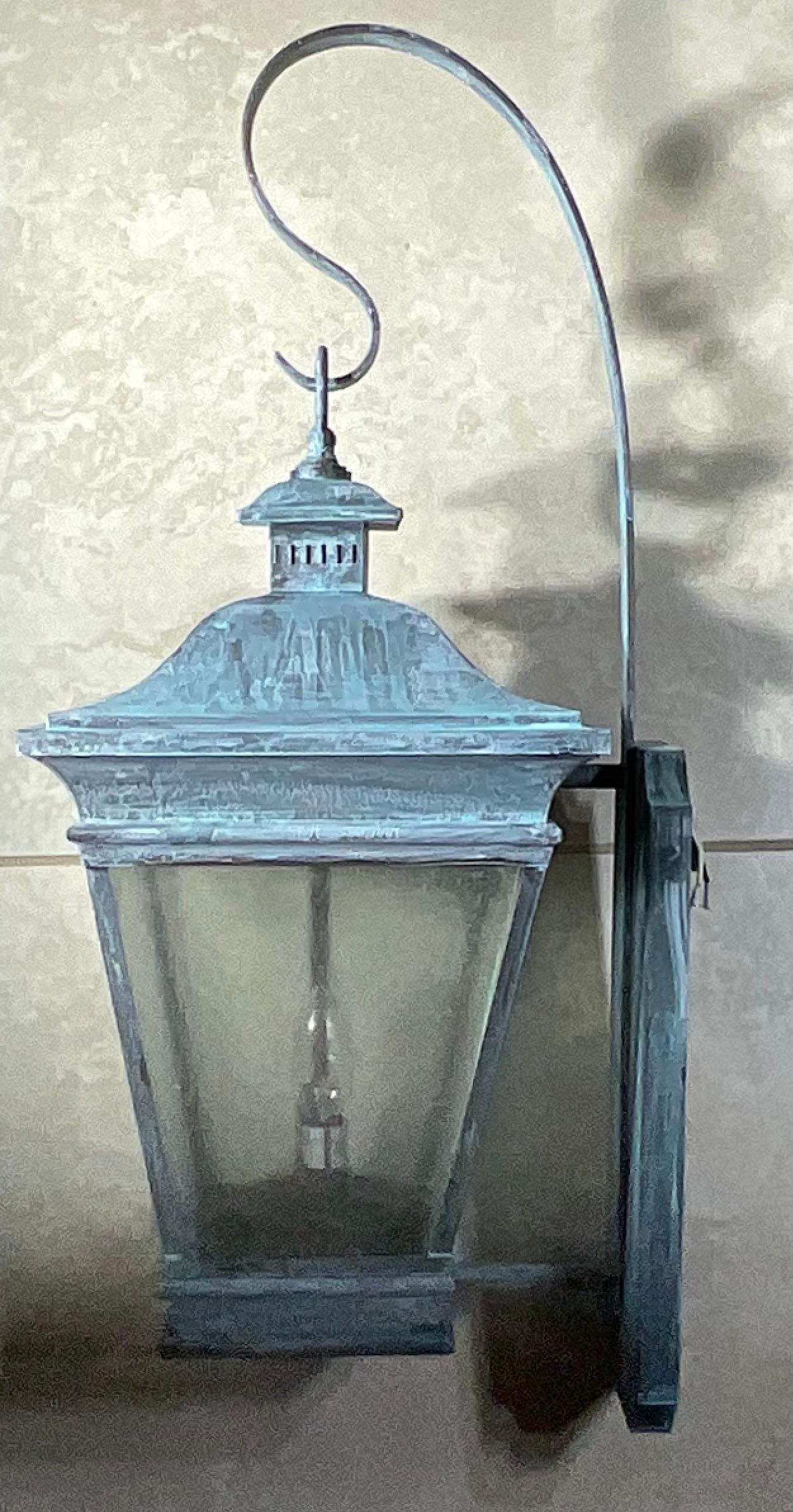Einzelne solide Qualität Messing Wand  Hängelaterne  27Höhe x 10B x 12T im Zustand „Gut“ im Angebot in Delray Beach, FL