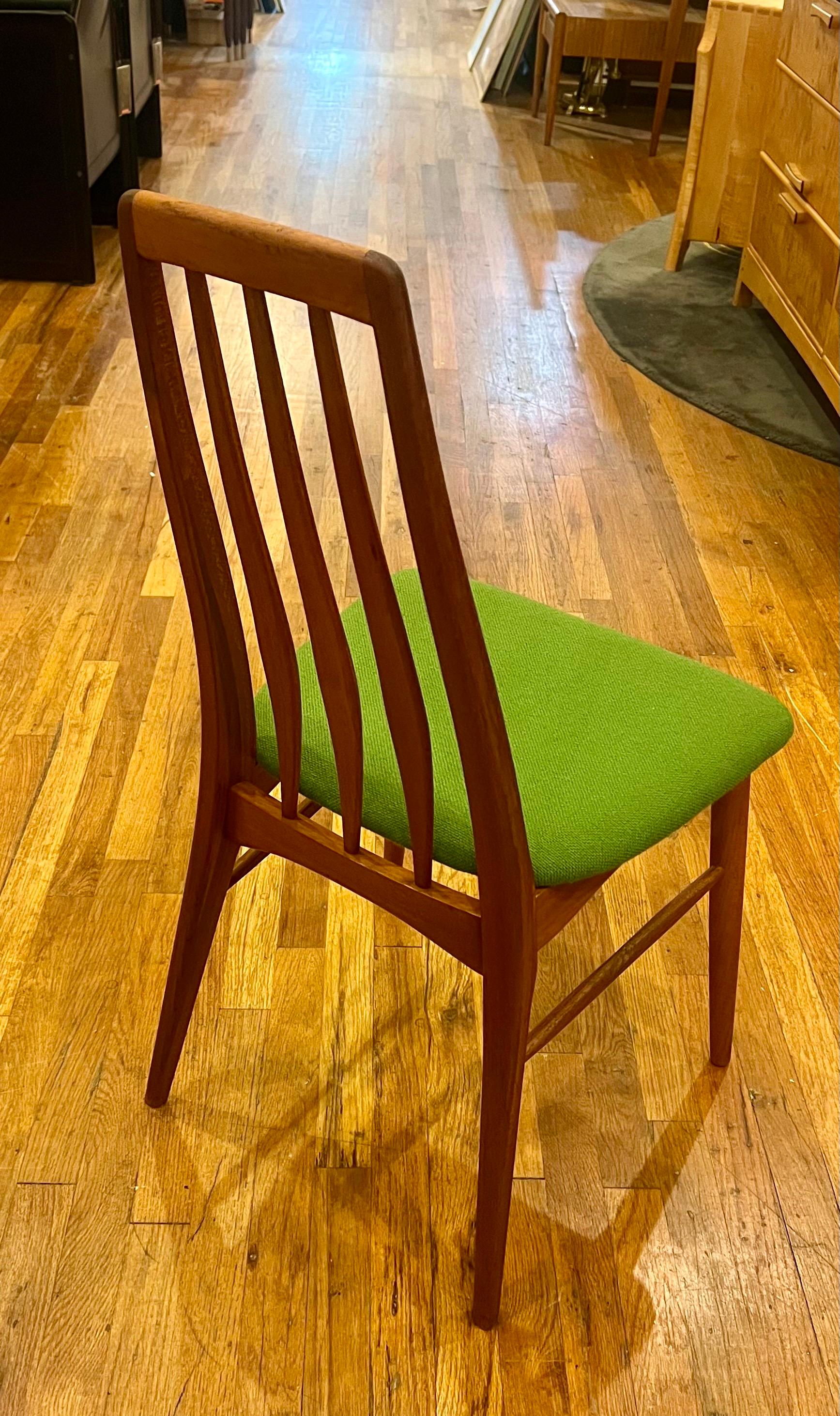 Elegante Linien und Schönheit auf dieser einzigen hohen Rückenlehne Stuhl Design von Niels Koefoed, berühmte Eva Stuhl, massivem Teakholz solide und robust frisch nachgearbeitet und erholte sich in grünen Knoll Stoff. große fo Akzent Stuhl oder