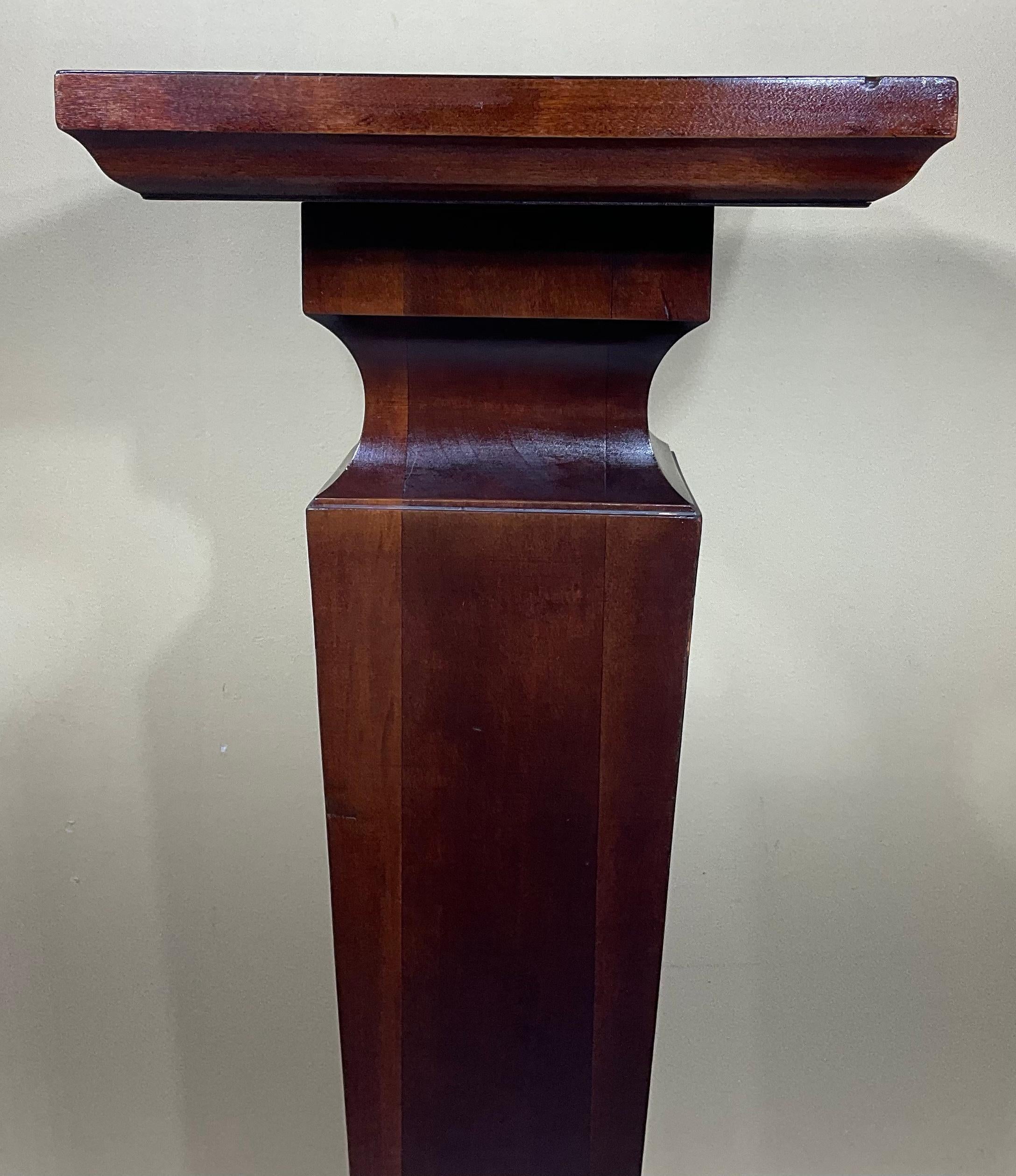Einzelnes quadratisches Pedestal aus Nussbaumholz (amerikanisch) im Angebot