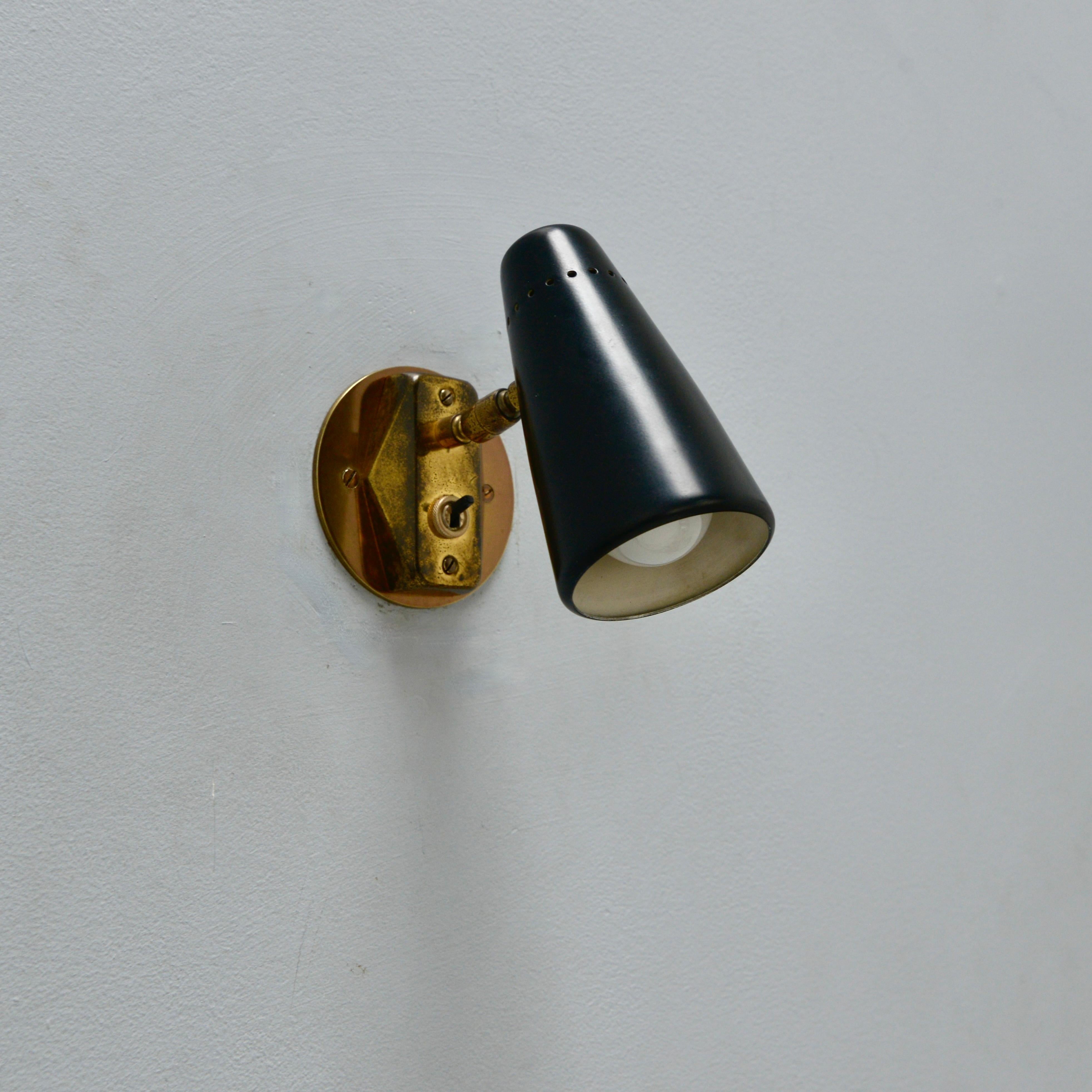 Classic midcentury Italian Directional spot wall sconce from Stilnovo from the 1950s in aged brass and painted aluminum. Partially restored. 1 E12 candelabra based socket for use in the USA. It can also be wired for use anywhere in the world.