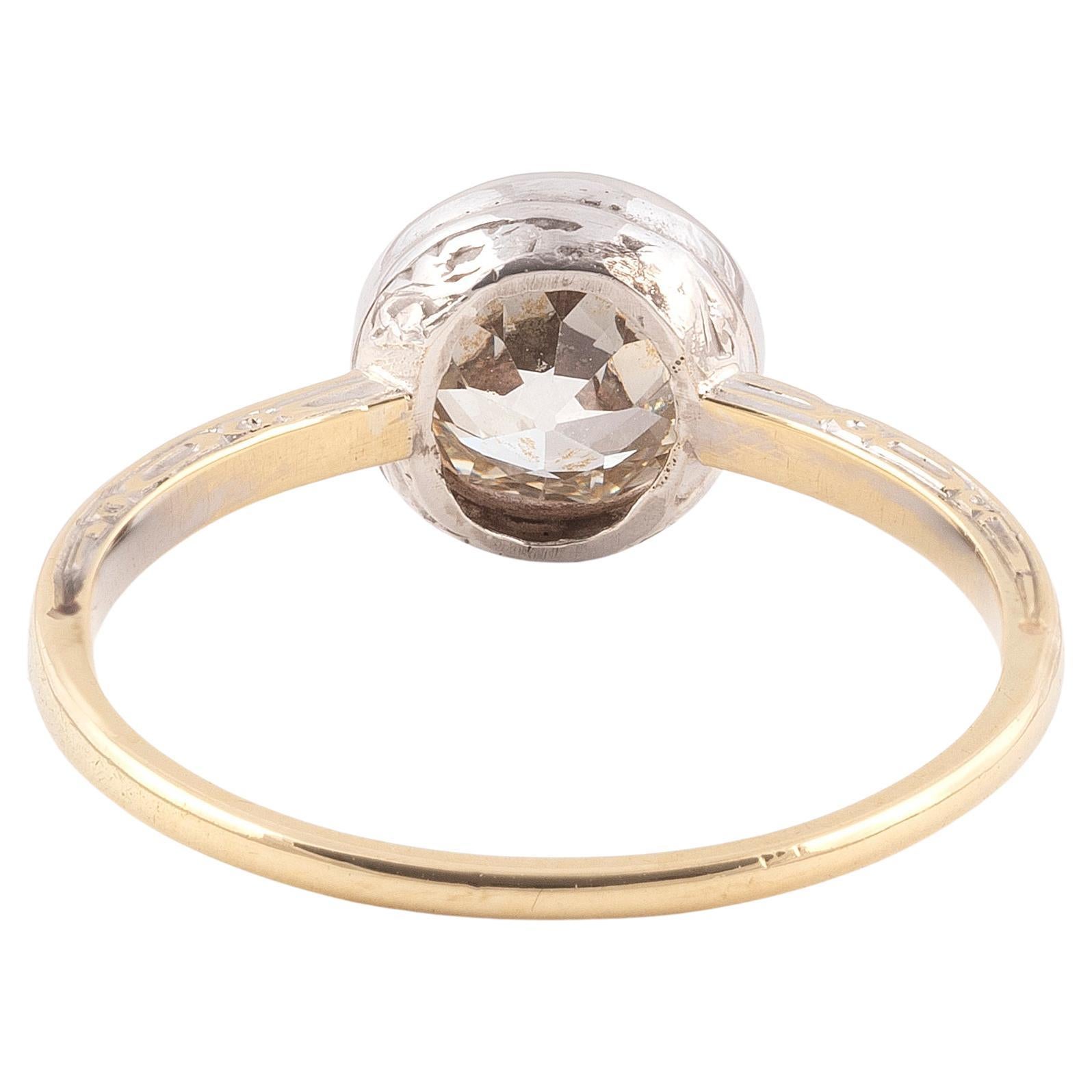 

Claw set with an old cut diamond weighing approximately 1.51 cts, to shoulders engraved and plain hoop. 
Mounted in platinum and 18Kt yellow gold. 
Weight: 2,2 gr
Finger size: 8 1/4
