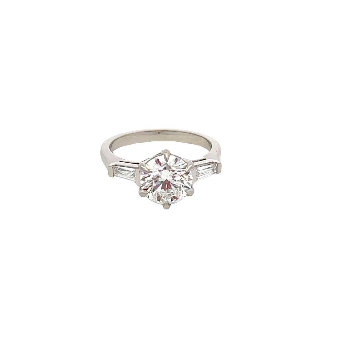 Single Stone Diamond Engagement Ring with Tapered Baguette Diamond Shoulders In New Condition For Sale In London, GB