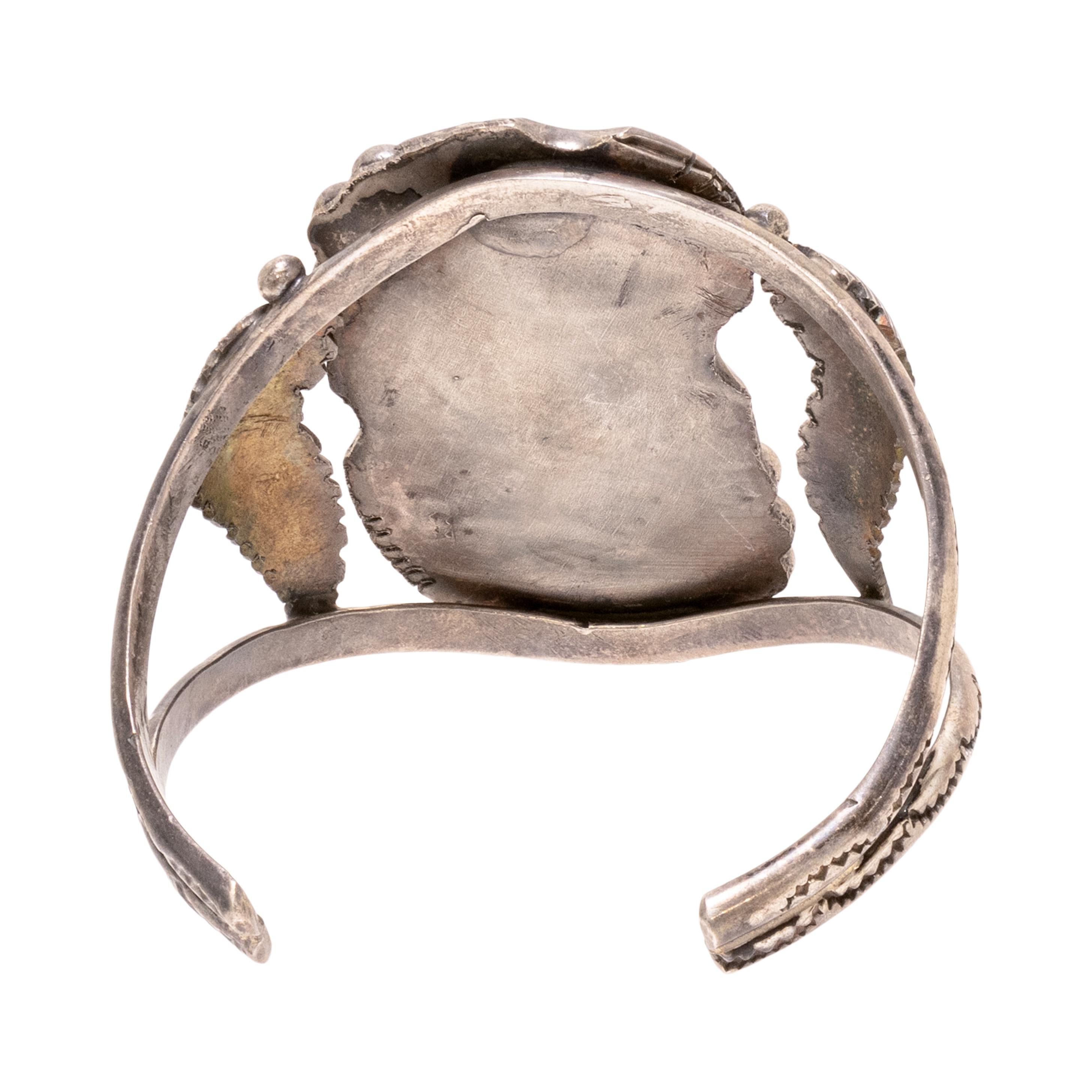 Bracciale Navajo in turchese a pietra singola e argento sterling. Eccezionale pietra Morenci al centro con un colore blu vibrante e una matrice bianca e scura. Circondato da una corda attorcigliata e da un bordo a tratteggio con accenti di perline
