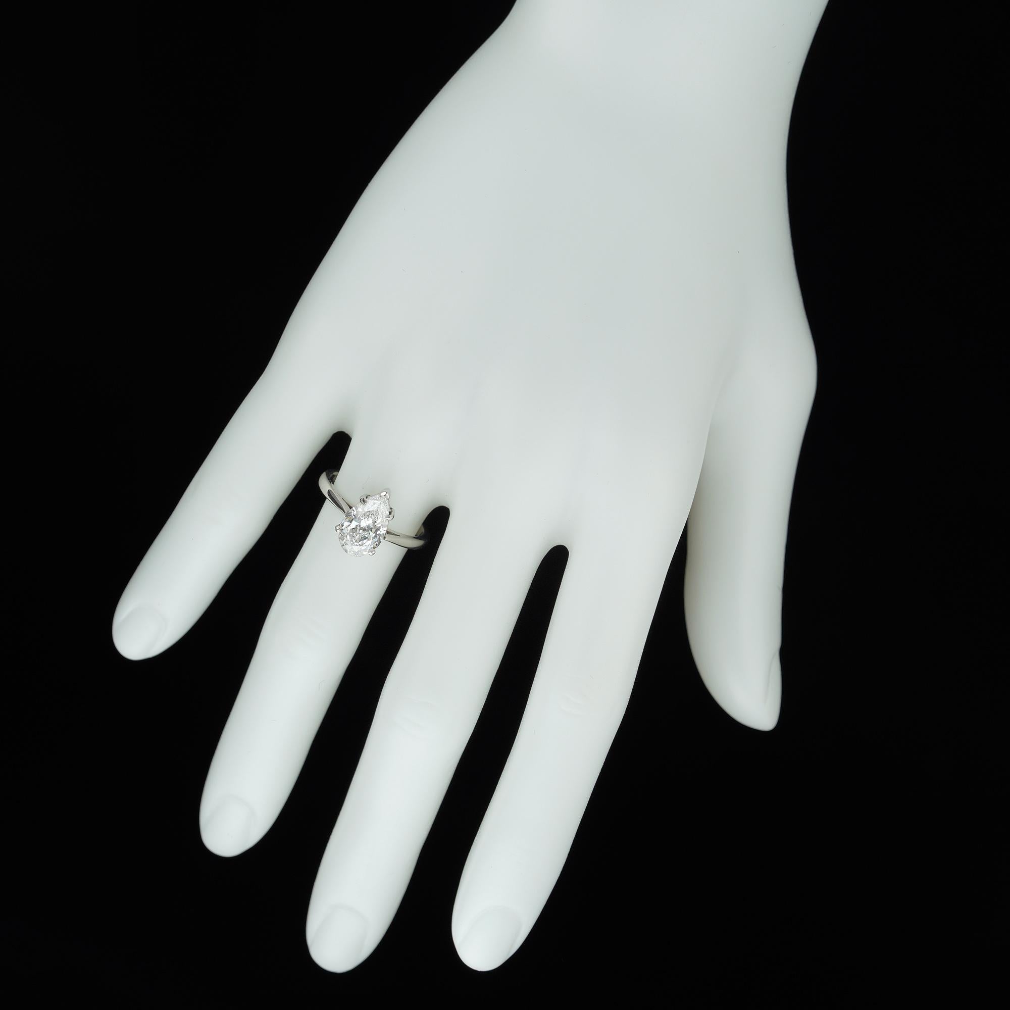 Certified 2.00 Carat Pear-Shaped Solitaire Diamond Ring In New Condition In London, GB
