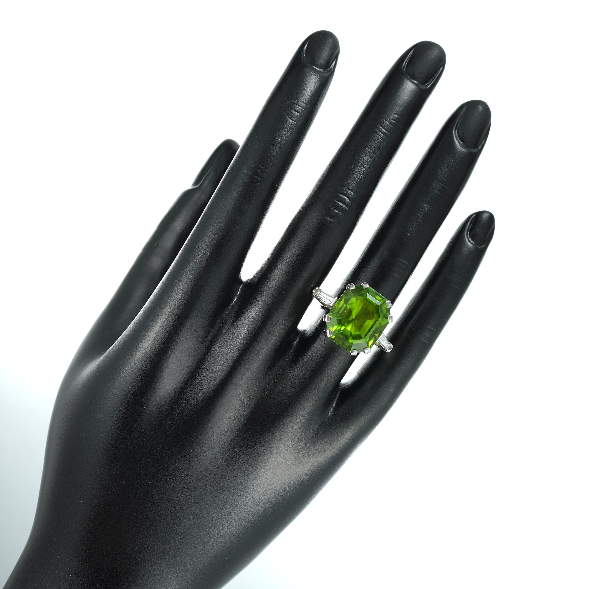 Single Stone Peridot Ring In New Condition In London, GB