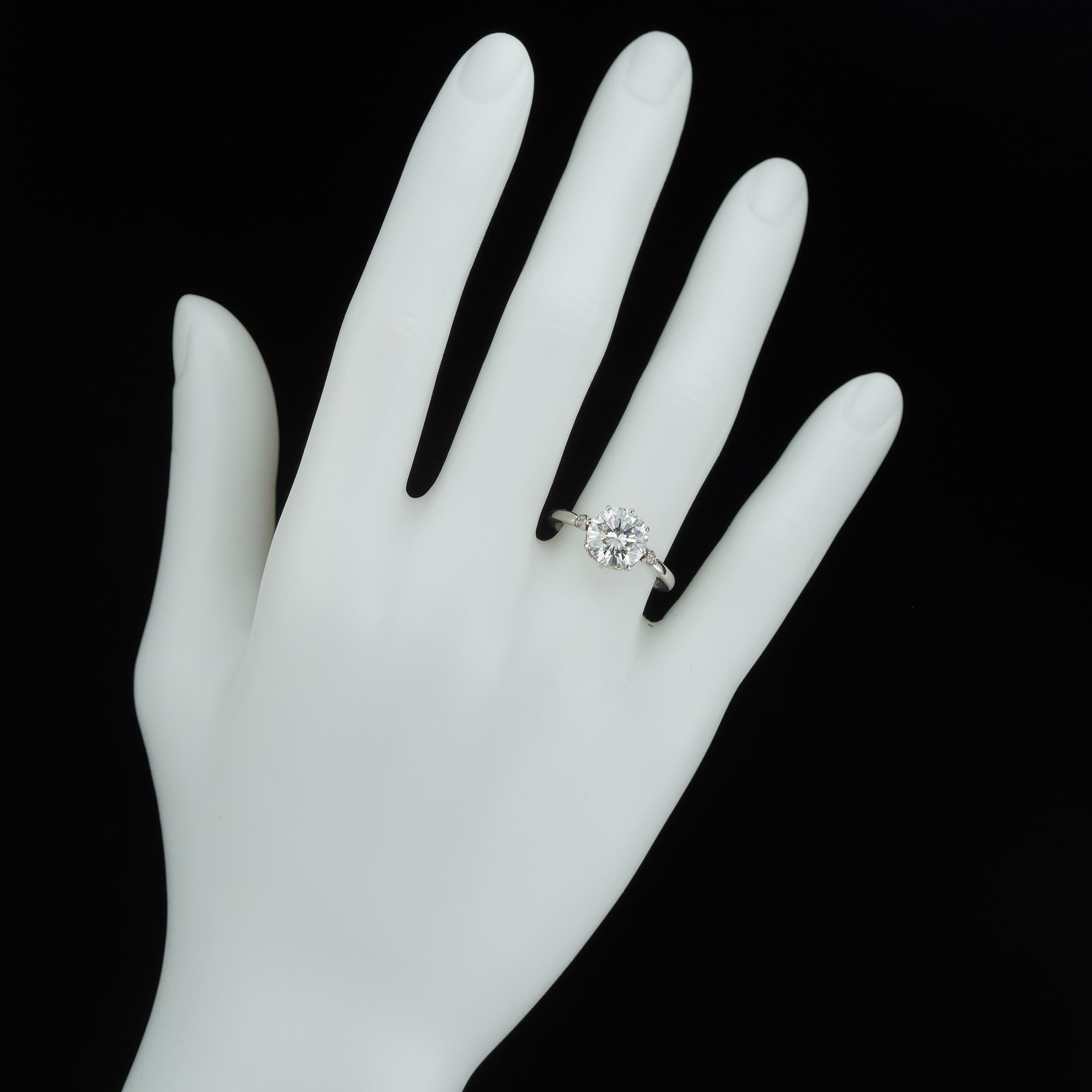 Certified 2.12 Carat Solitaire Diamond Ring In Good Condition For Sale In London, GB