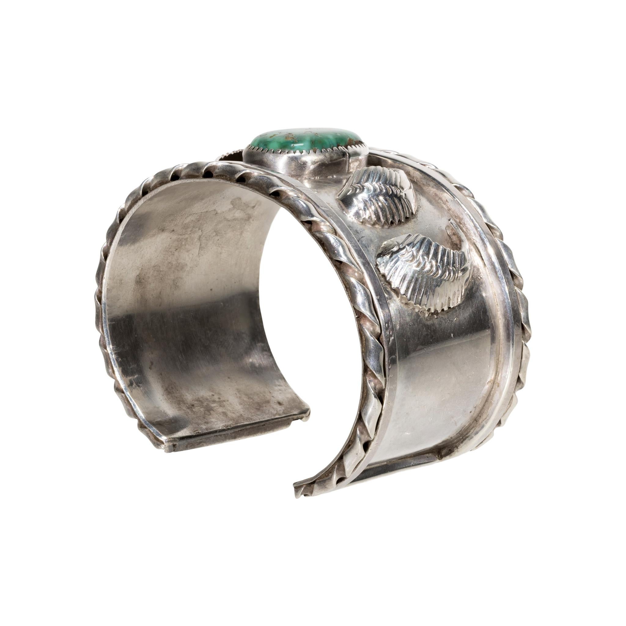 Manschettenarmband aus Türkis und Sterlingsilber mit einem Stein. Einzelner tiefgrüner blauer Diamantstein mit schöner heller Färbung und silberner Matrix in sägezahnförmiger Lünettenfassung. In einer stabilen Manschette mit dickem, gedrehtem
