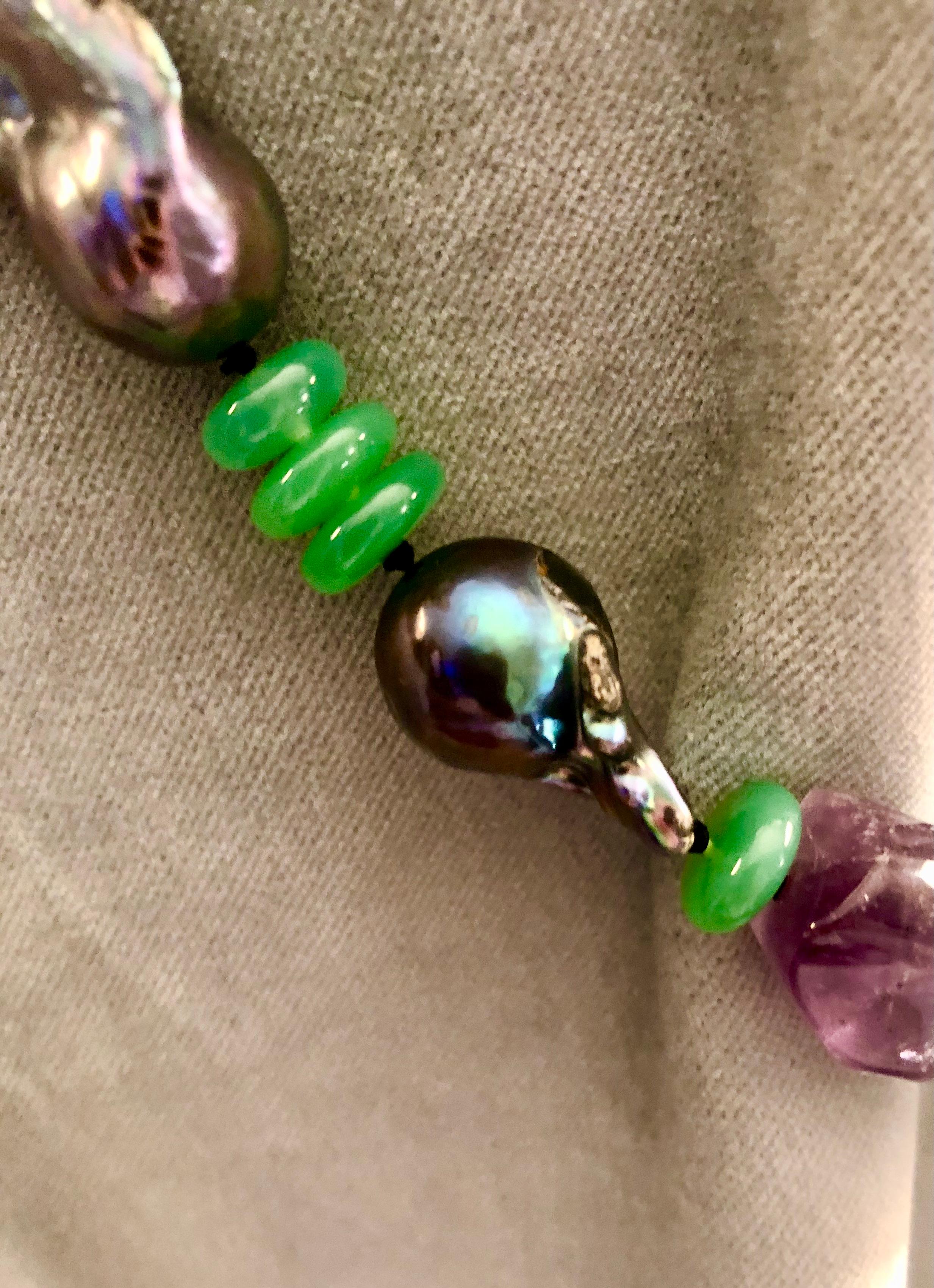 Einzelner Strang Barock schwarze Perle durchbrochen mit gemeißelten Amethystperlen im Zustand „Neu“ im Angebot in New Orleans, LA