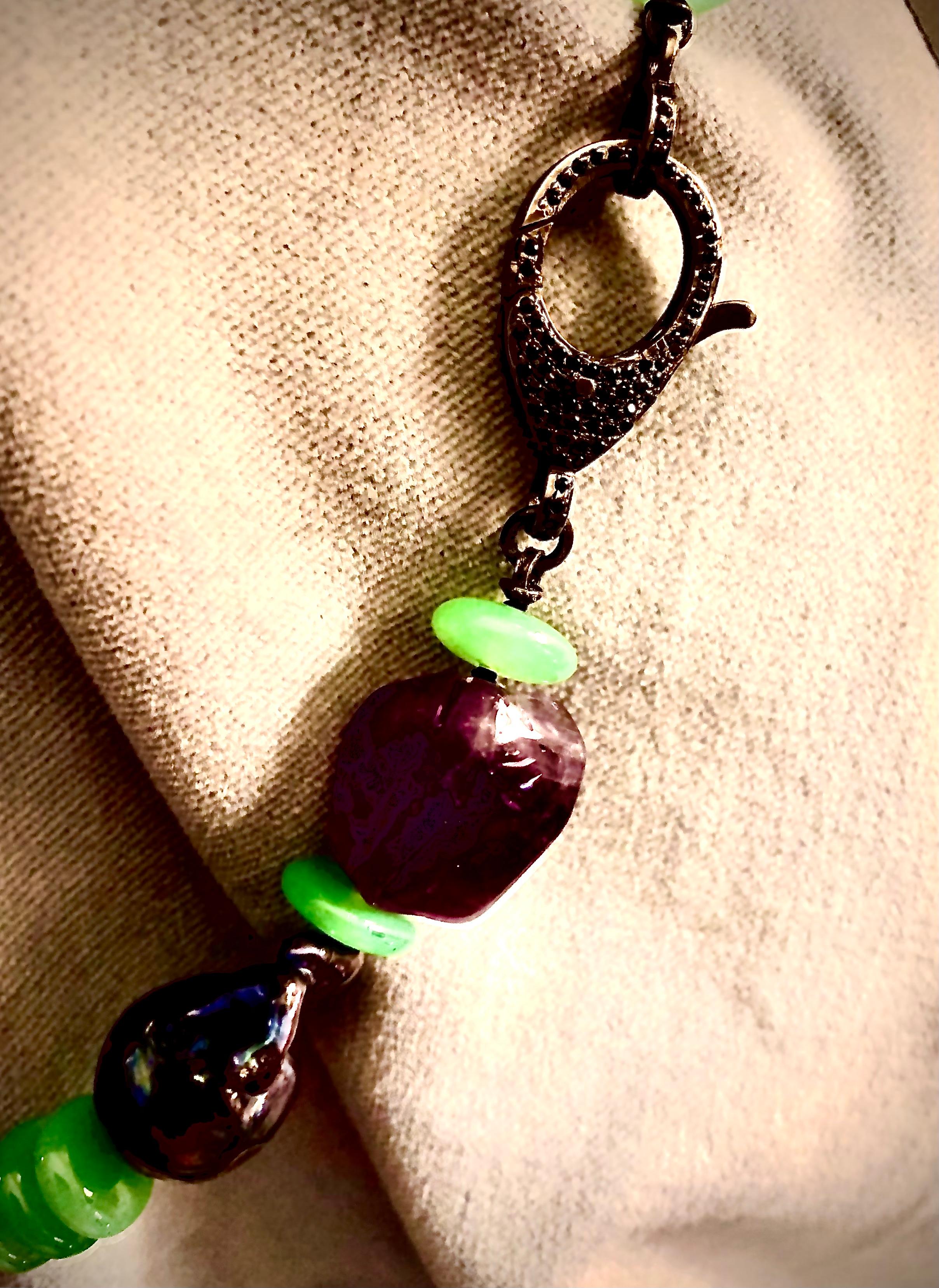 Single strand baroque black pearl interspersed w/ tumbled amethyst beads In New Condition For Sale In New Orleans, LA