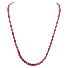 Collier en or blanc composé d'un seul brin de rubis taillés à l'emporte-pièce et d'une longueur de 18.25".