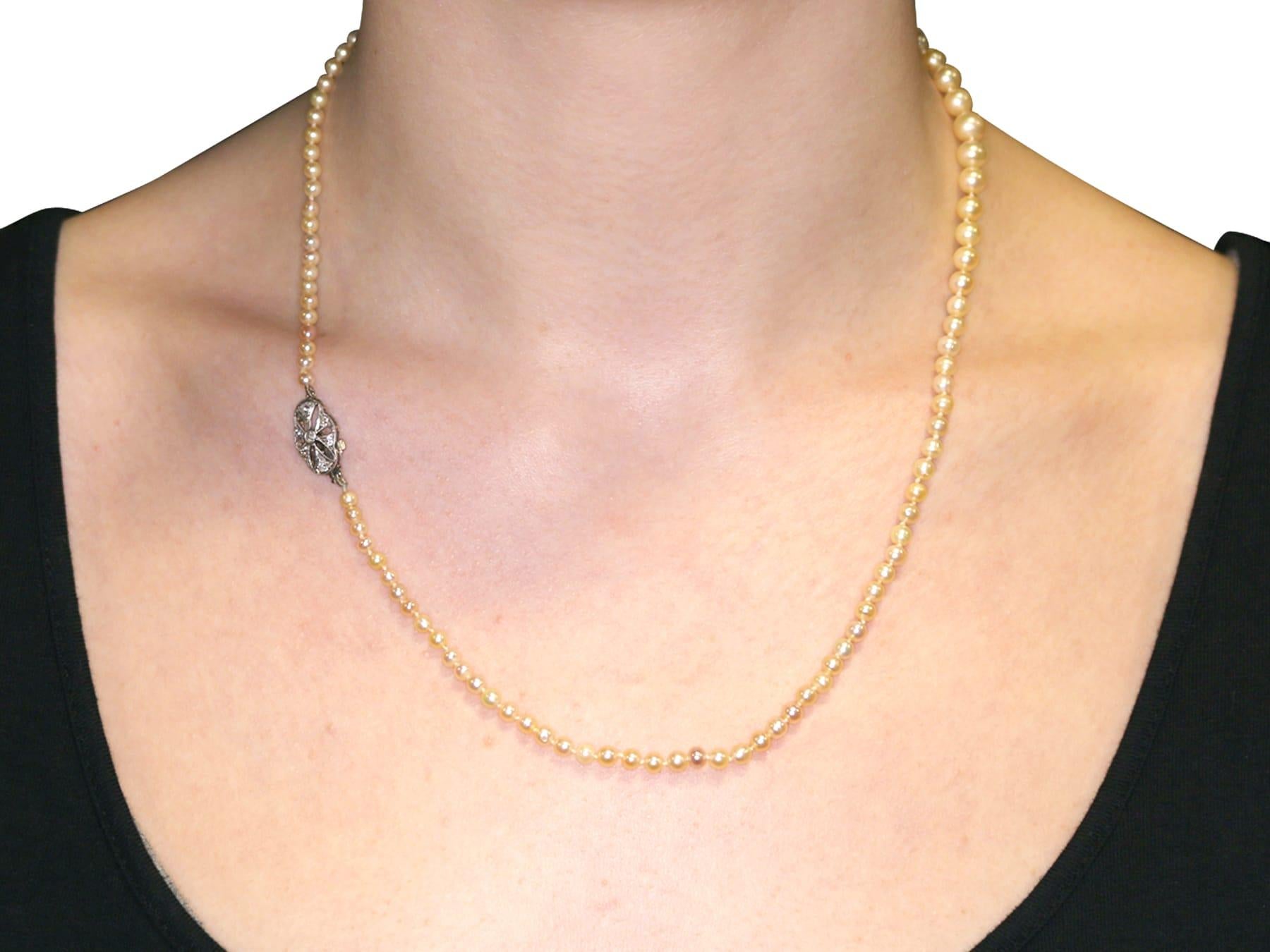 Einreihige Perlenkette mit Diamant-Weißgold-Verschluss im Angebot 4
