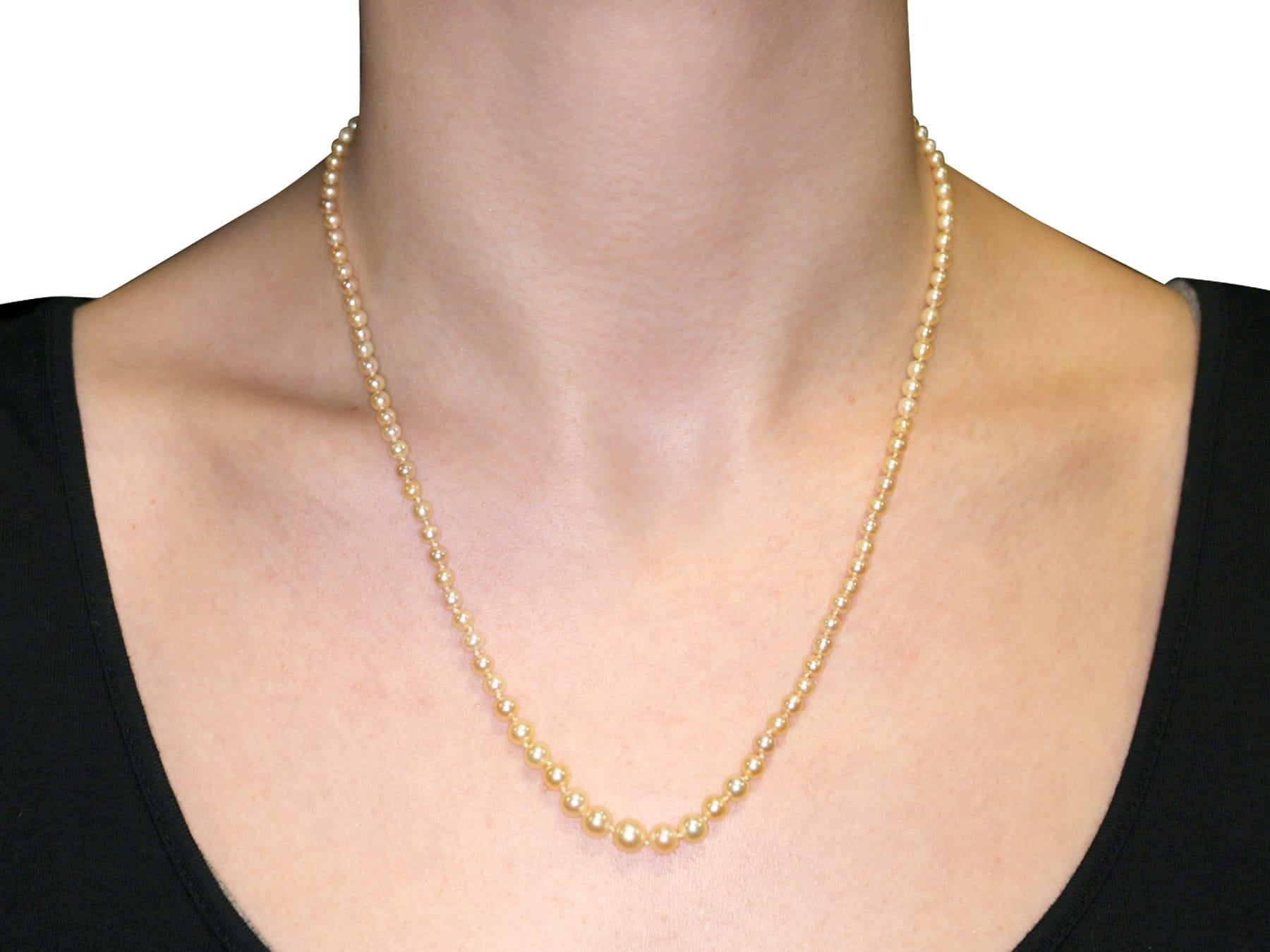 Einreihige Perlenkette mit Diamant-Weißgold-Verschluss im Angebot 3