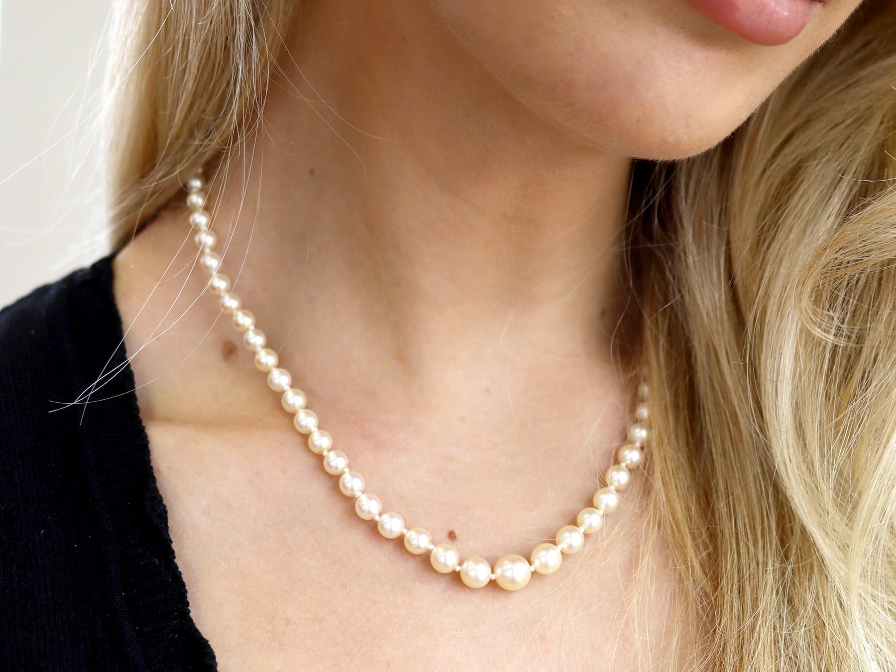 Single Strand Pearl Necklace with Sapphire Diamond and White Gold Clasp In Excellent Condition For Sale In Jesmond, Newcastle Upon Tyne