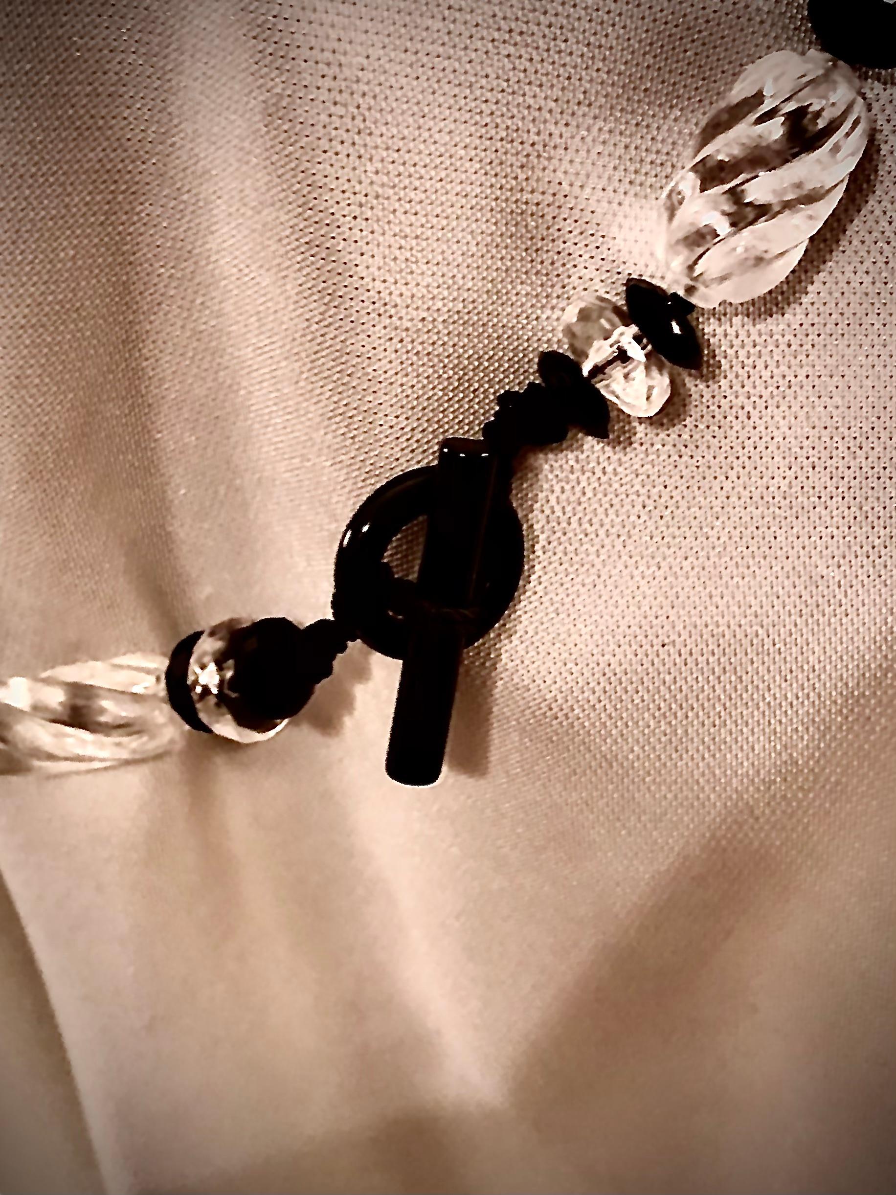 Einstrangige Halskette aus Bergkristall und Onyx  (Art déco) im Angebot