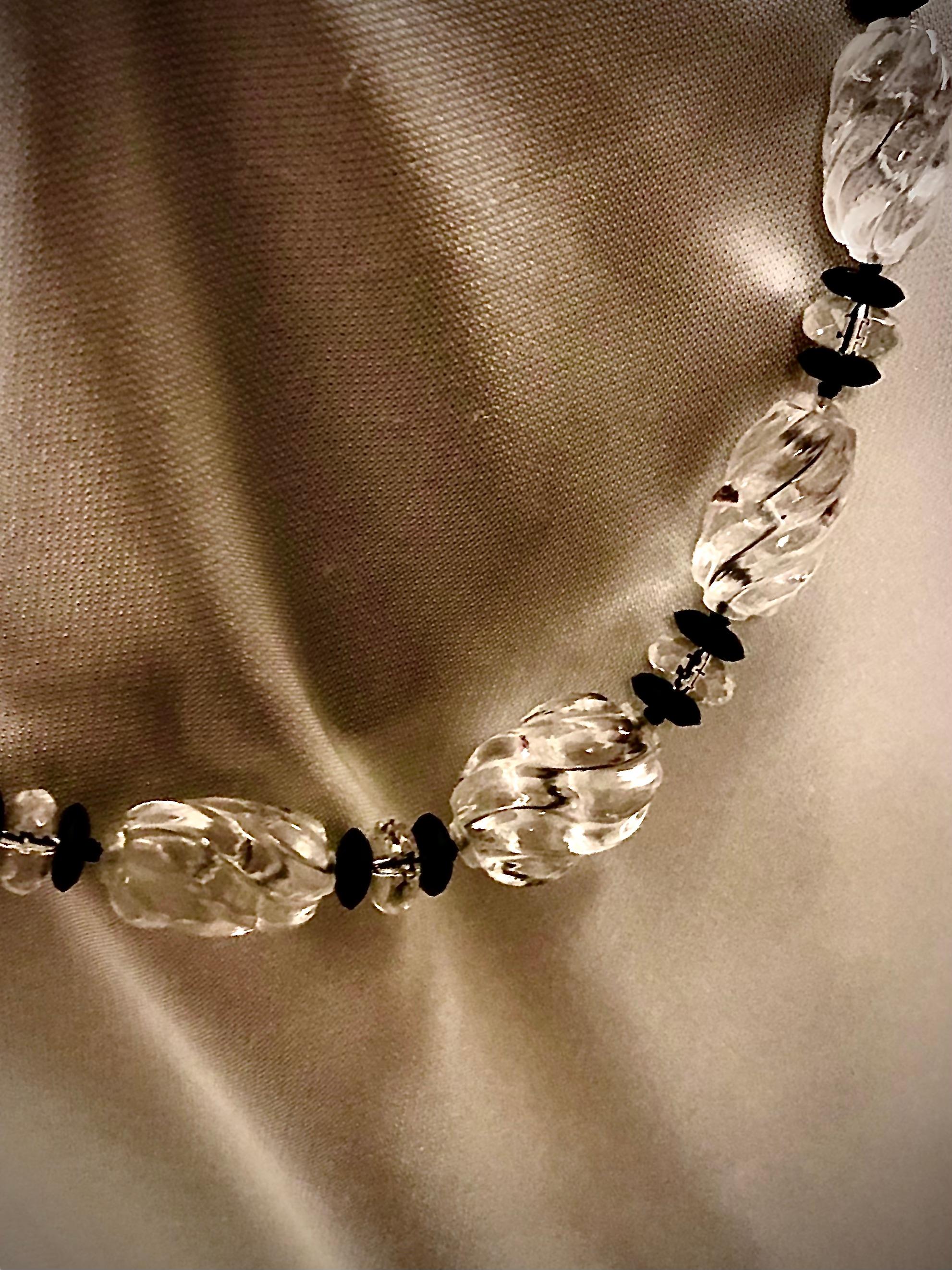 Einstrangige Halskette aus Bergkristall und Onyx  (Perle) im Angebot