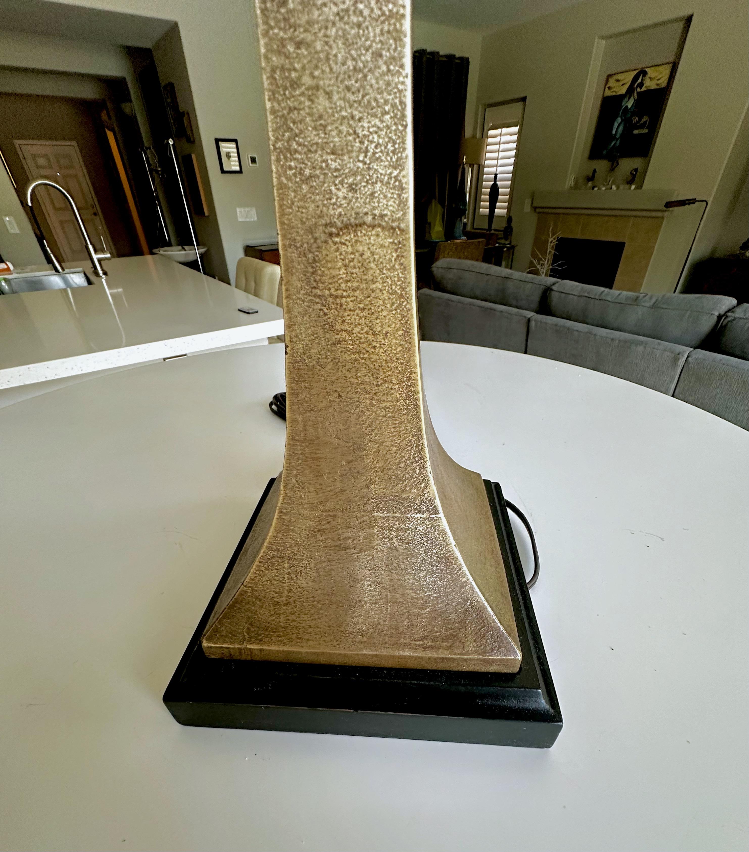 Single Stuart Ross James for Hansen Bronze Table Lamp For Sale 5