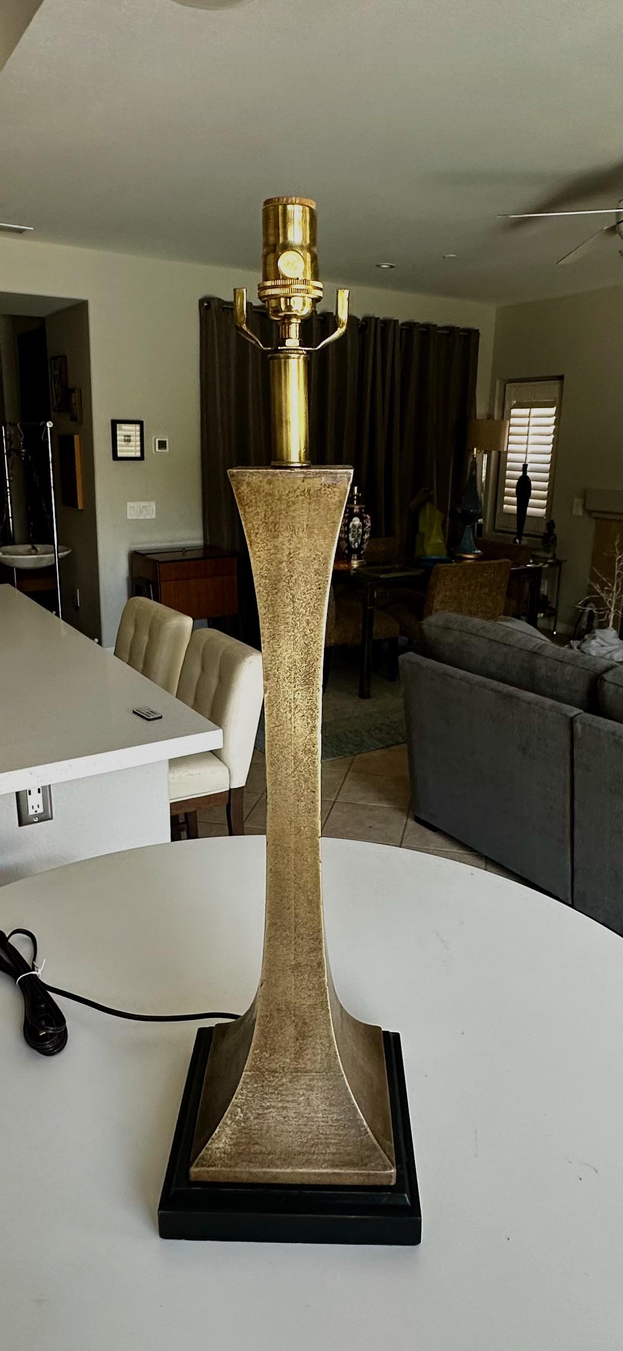 American mid-century bronze table lamp by Stuart Ross James for Hansen Lighting. Rest on black lacquered wood base. Newly wired for US with new 3-way brass socket and cord.
Overall height top of socket is 26