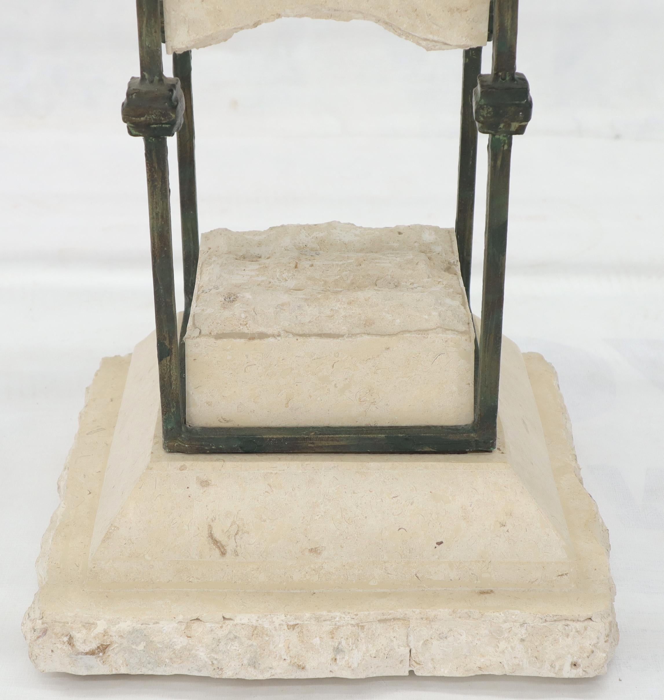 20ième siècle Table d'appoint à base de piédestal suspendu simple et à plateau en verre carré en vente