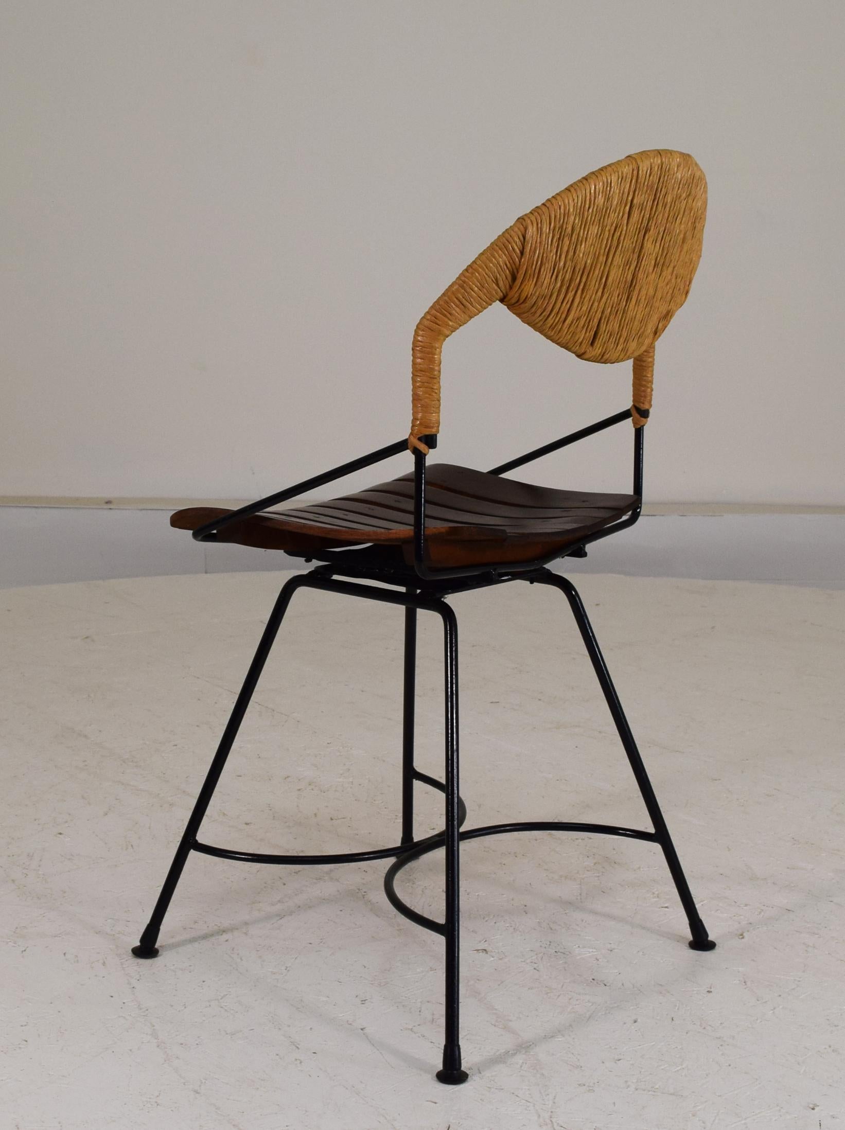 Mid-Century Modern Single Swivel Chair by Arthur Umanoff