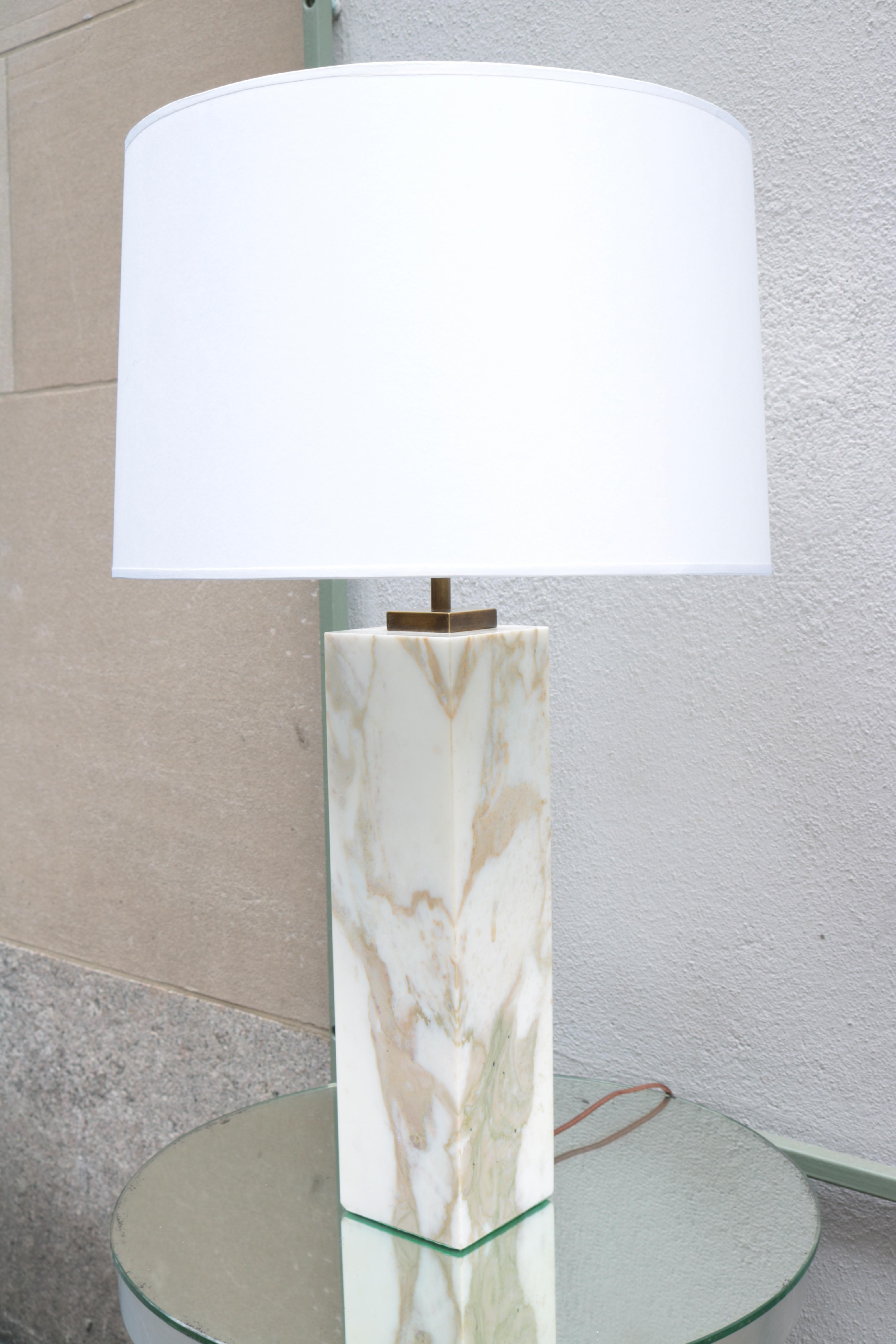A single modernist marble table lamp
Designed by T.H. Robsjohn-Gibbings for Hansen.
Polished marble and patinated brass.
 