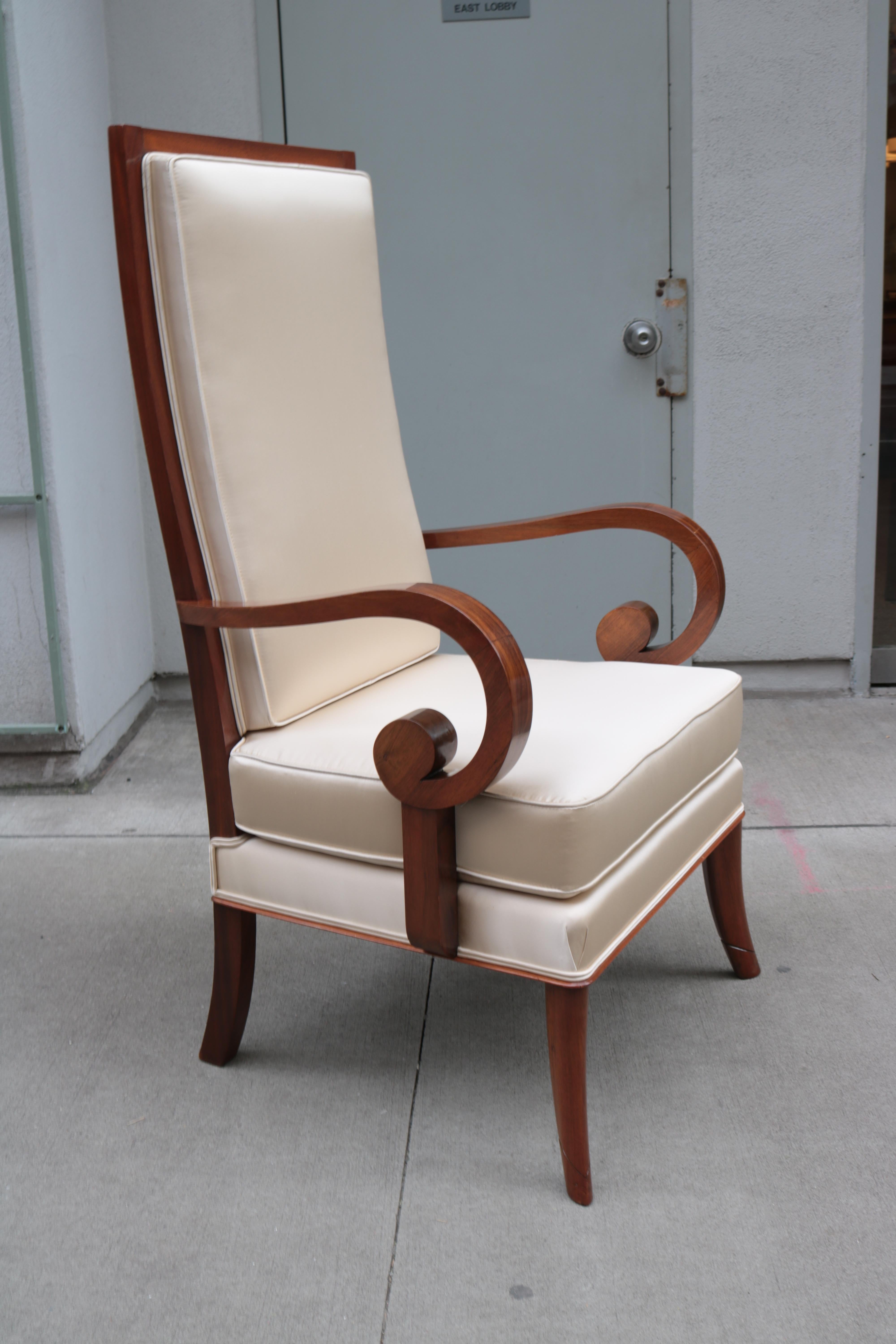 Sillón Art Déco de respaldo alto y brazos con elegantes volutas, diseñado por Etienne Henri Martin. Fabricada en nogal francés, esta elegante silla encarna la sofisticación atemporal de la época Art Déco.