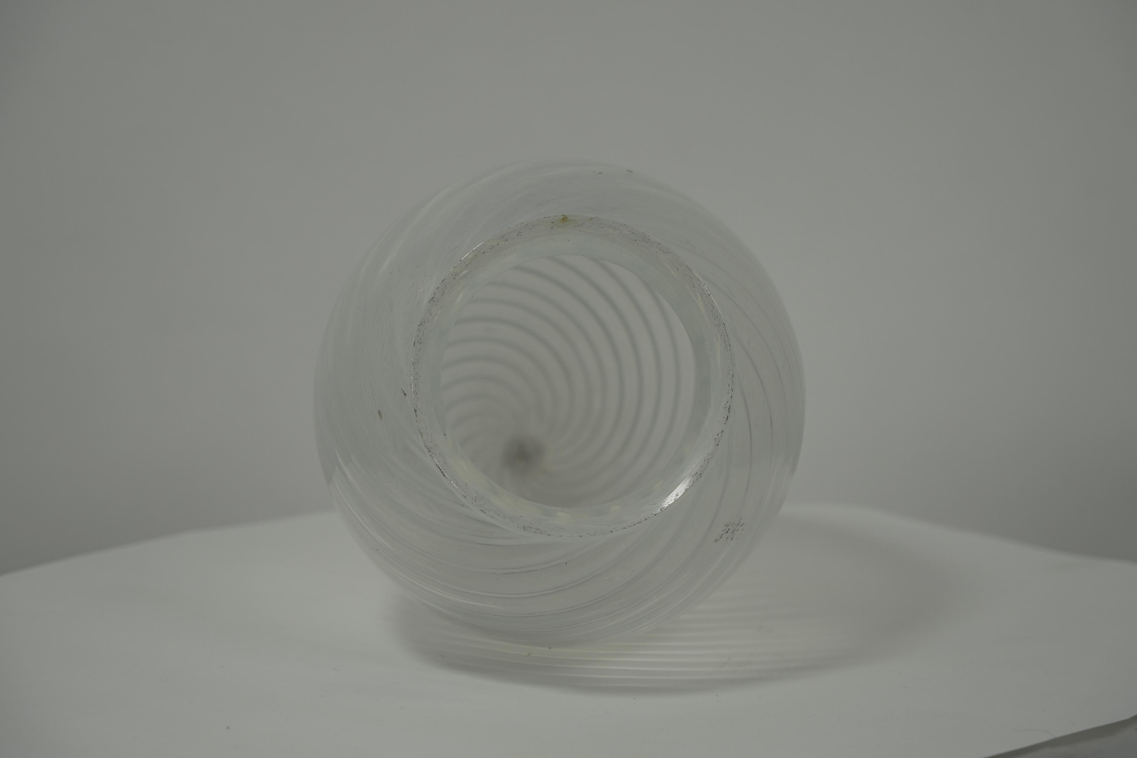 A single teardrop swirl Vaseline shade. 

 