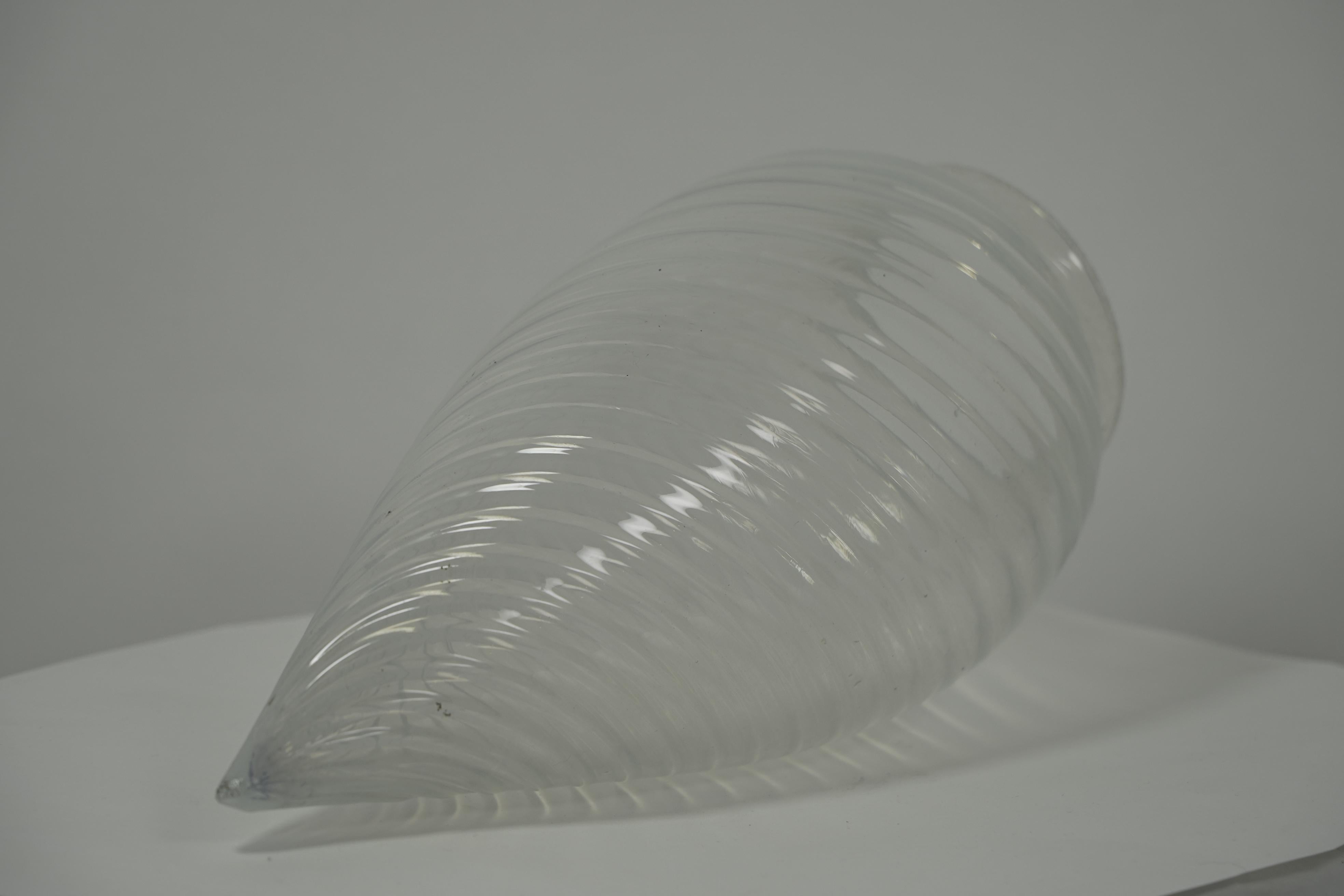Single Teardrop Swirl Vaseline Shade In Good Condition For Sale In London, GB