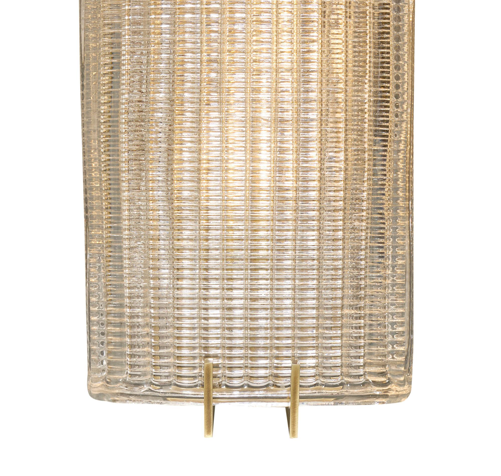 Lámpara de la isla de Murano, de vidrio soplado con textura y estructura de latón. Se ha cableado de nuevo para adaptarlo a las normas estadounidenses.

Este candelabro se encuentra actualmente en el almacén de nuestro distribuidor en Italia. Ponte