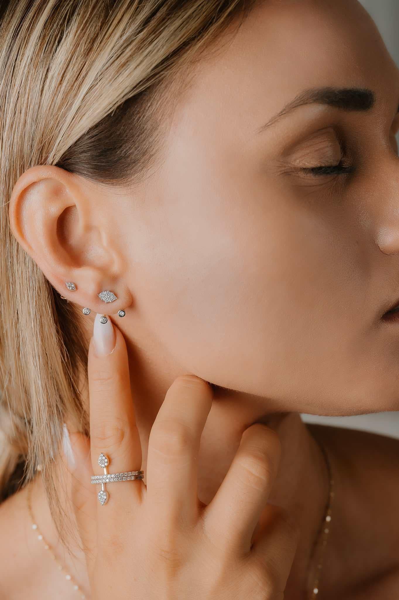 Artiste Accessoire clous d'oreilles à trois diamants en or blanc et diamants en vente