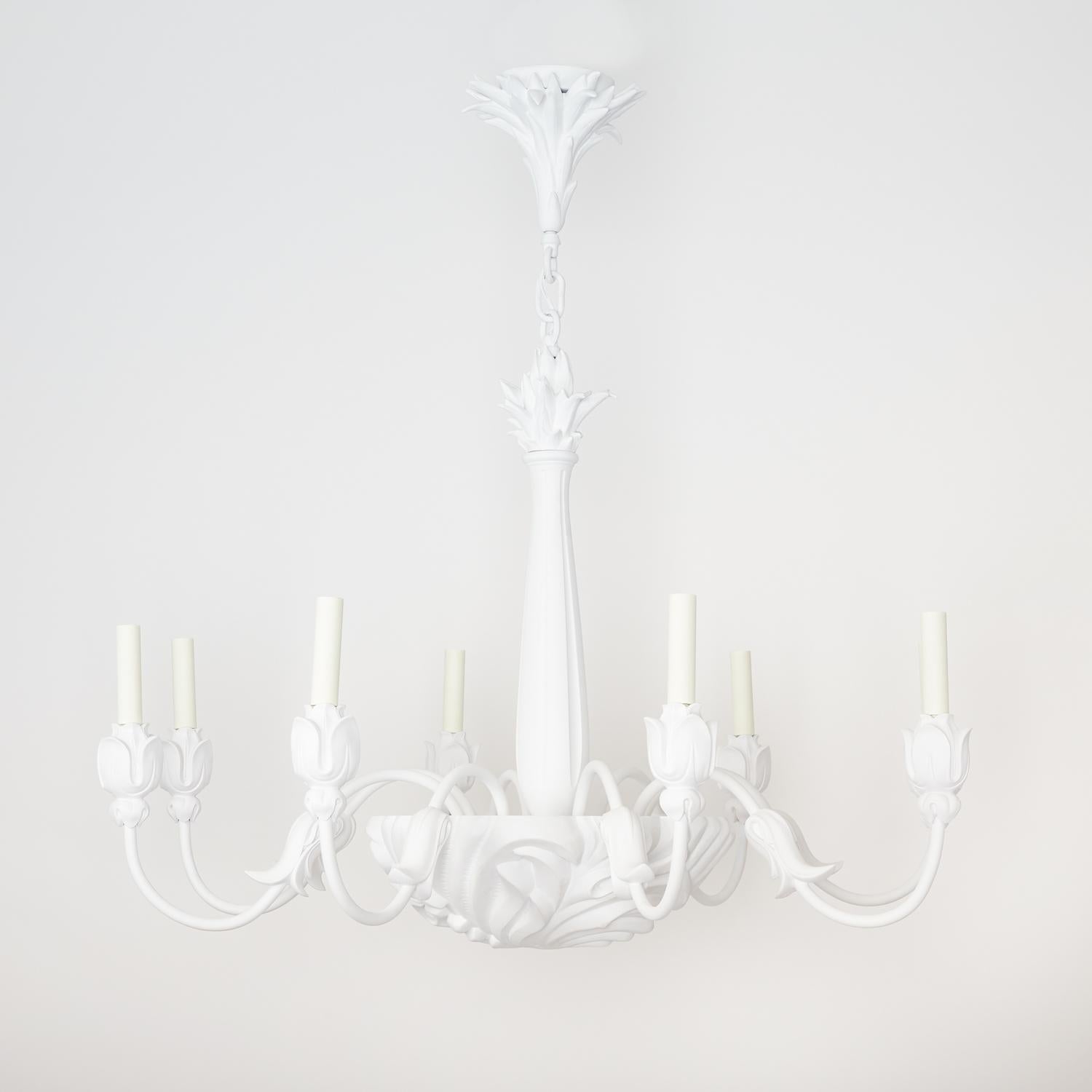 Lampadario a 8 luci a un piano con parabola a forma di conchiglia, fissata sul lato inferiore da un terminale di dimensioni eccessive, con bracci a candela in metallo con ornamenti applicati a forma di foglia e bobeches a forma di loto. La resina e
