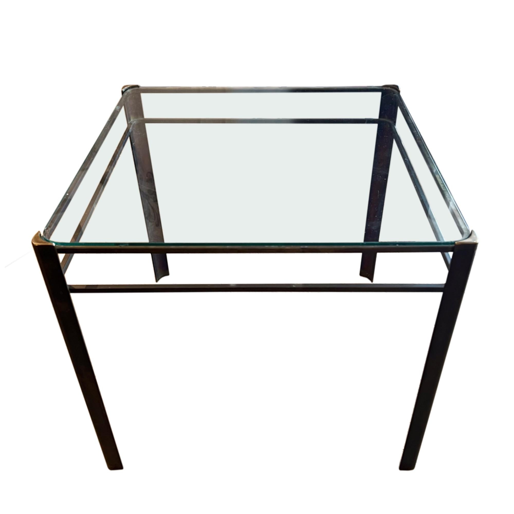 Mid-Century Modern Table d'appoint mi-siècle conçue par JT LePelletier en vente