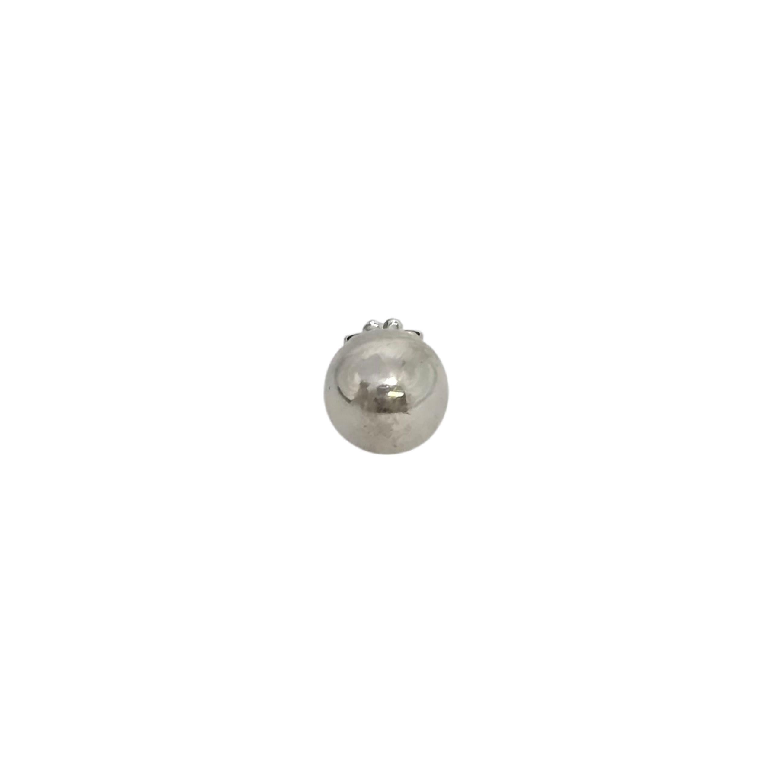 Une boucle d'oreille Tiffany & Co en argent sterling avec une boule de 10 mm.

Une boucle d'oreille authentique de Tiffany avec un design classique de boule. La pochette et la boîte Tiffany ne sont pas incluses.

Pèse environ 2,4g, 1,5dwt

Mesure