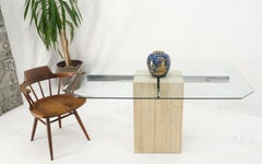 Tavolo da pranzo singolo con base rettangolare in travertino e piano in vetro con allunghe cromate Italia