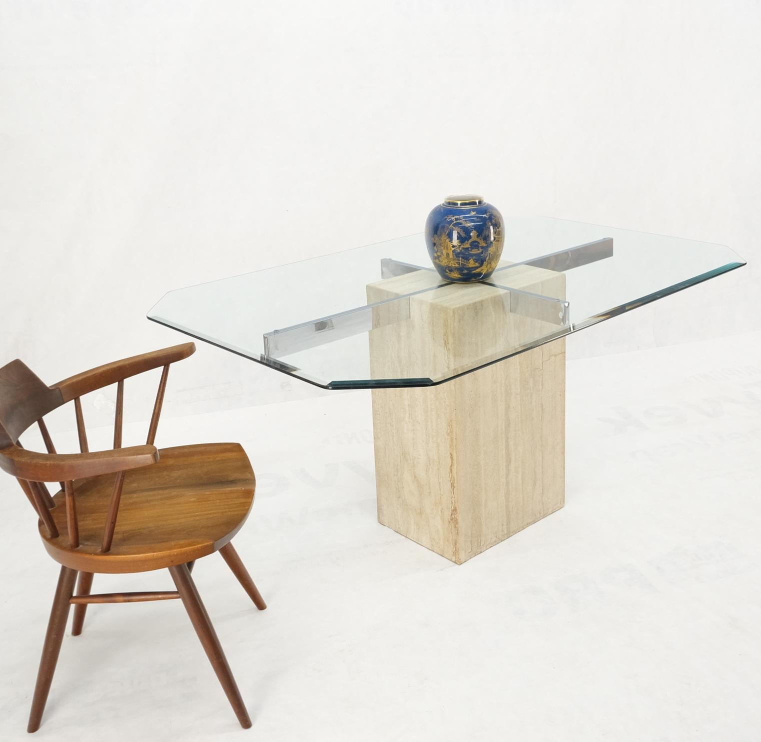 Table de salle à manger en travertin, base rectangulaire, chandeliers chromés, plateau en verre, Italie en vente 1