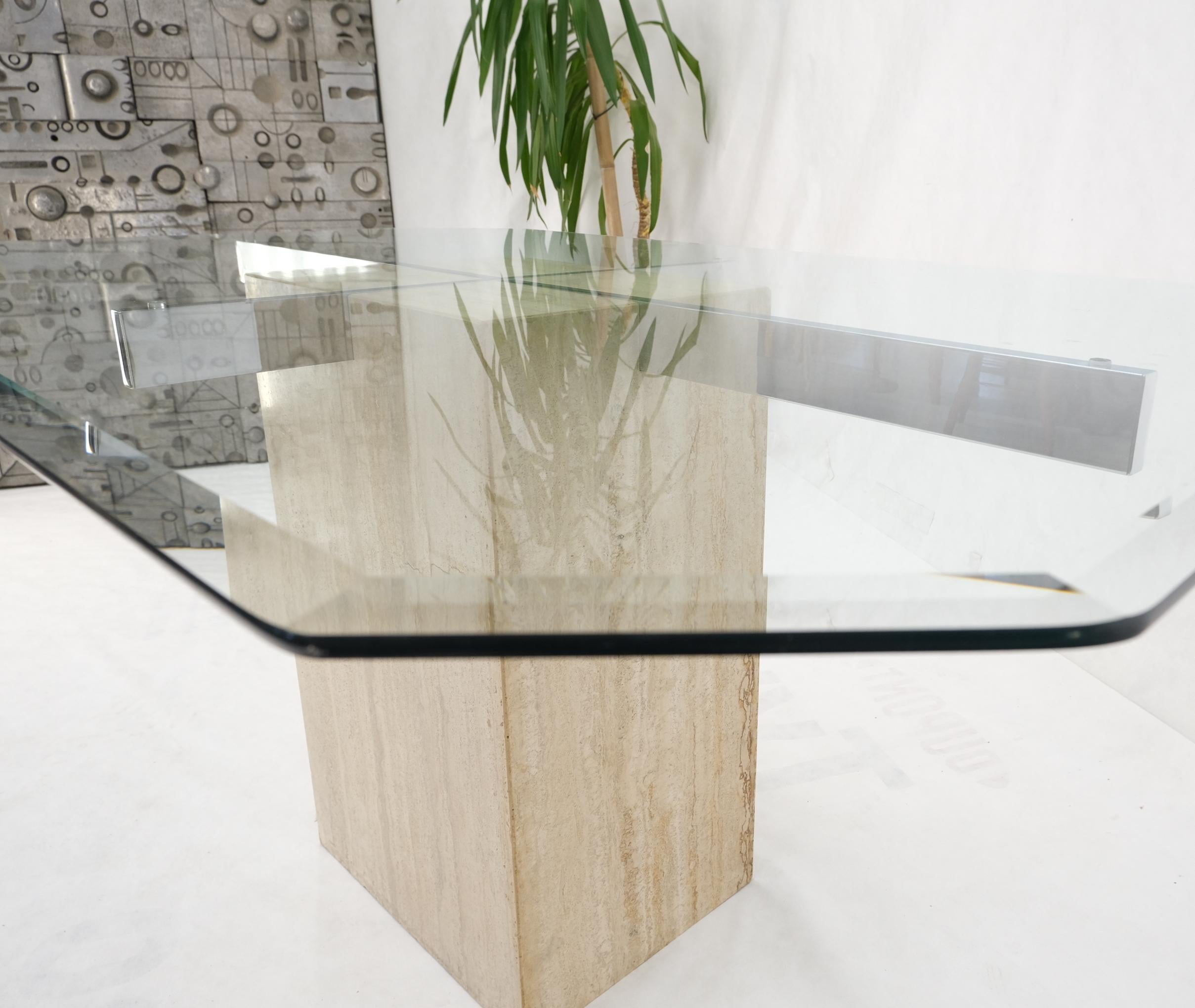 Table de salle à manger en travertin, base rectangulaire, chandeliers chromés, plateau en verre, Italie en vente 2