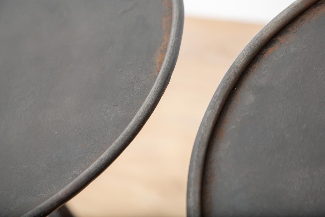 Tavolino a treppiede singolo forgiato a mano con piedi a zoccolo, in stock in vendita 2