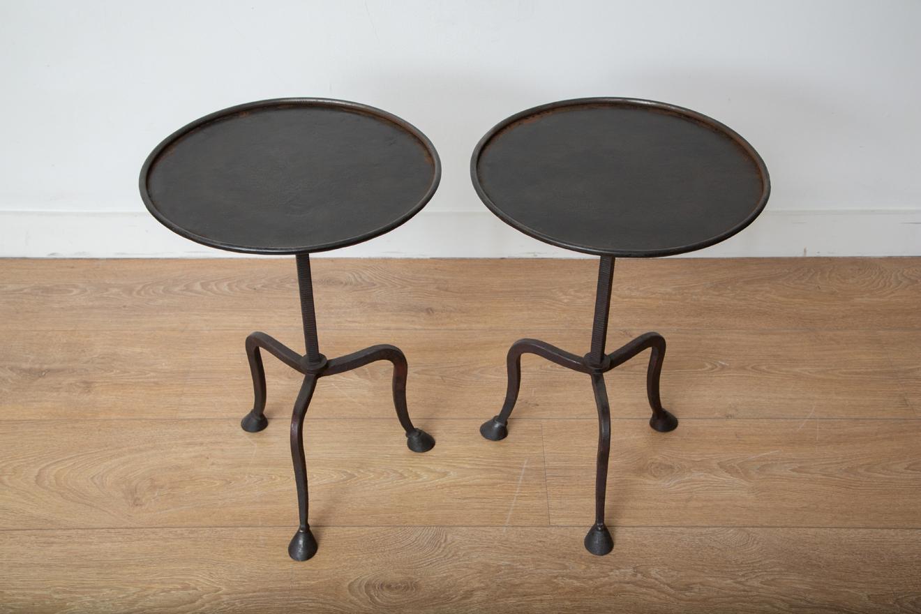 Mid-Century moderno Tavolino a treppiede singolo forgiato a mano con piedi a zoccolo, in stock in vendita