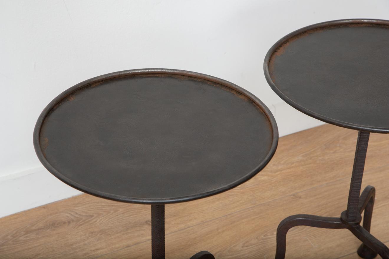 Francese Tavolino a treppiede singolo forgiato a mano con piedi a zoccolo, in stock in vendita