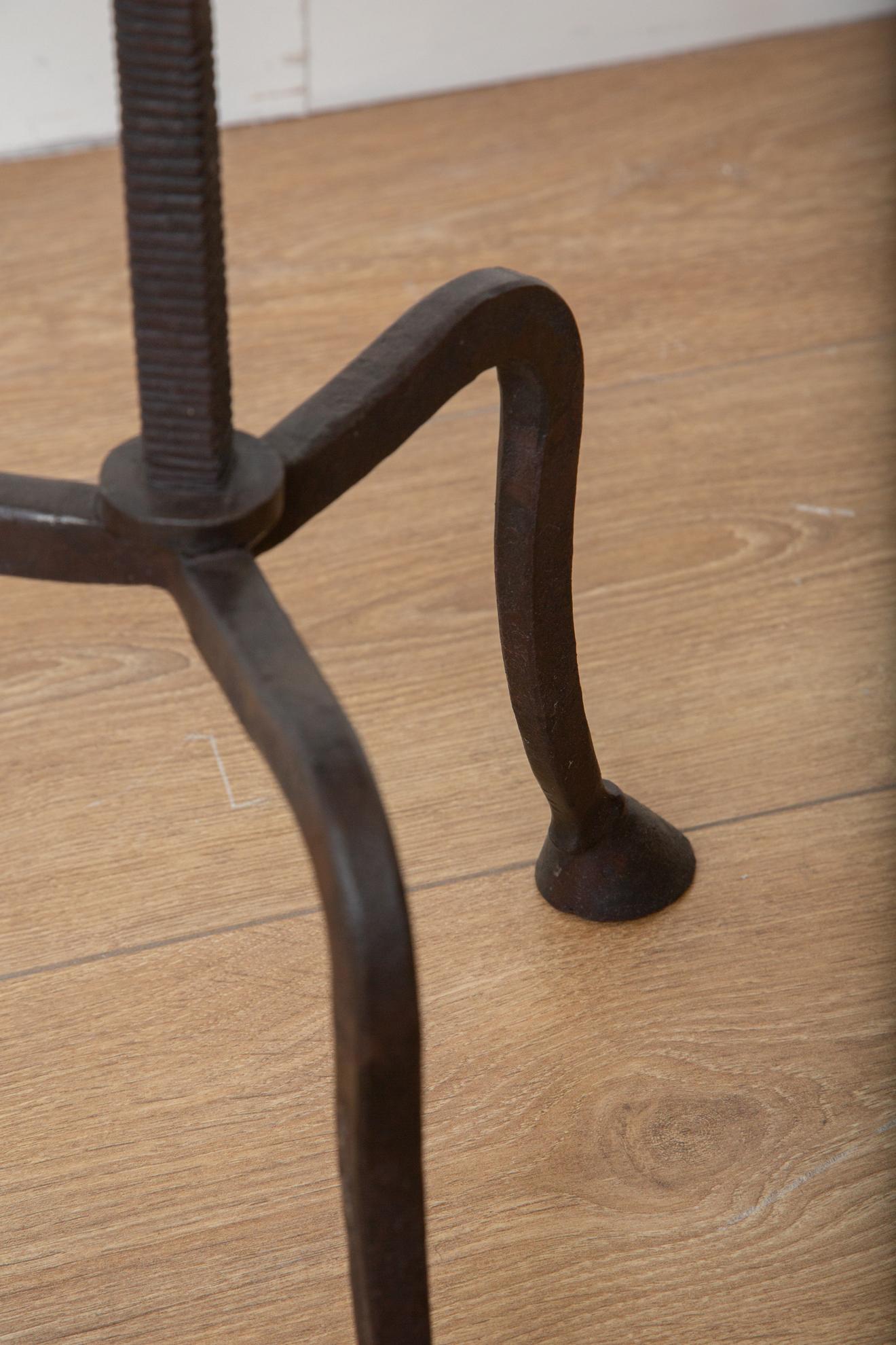 XXI secolo e contemporaneo Tavolino a treppiede singolo forgiato a mano con piedi a zoccolo, in stock in vendita