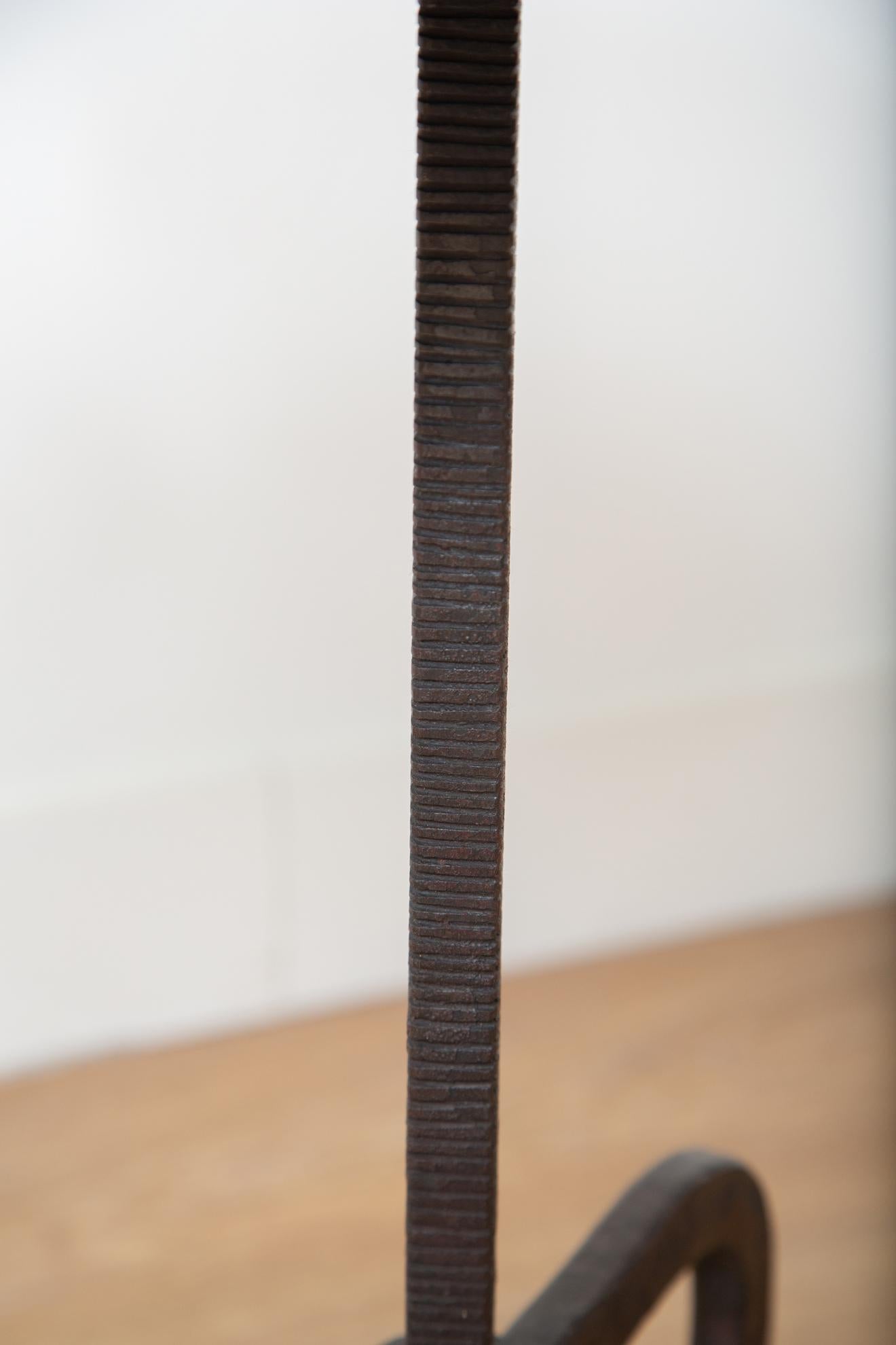 Ferro Tavolino a treppiede singolo forgiato a mano con piedi a zoccolo, in stock in vendita
