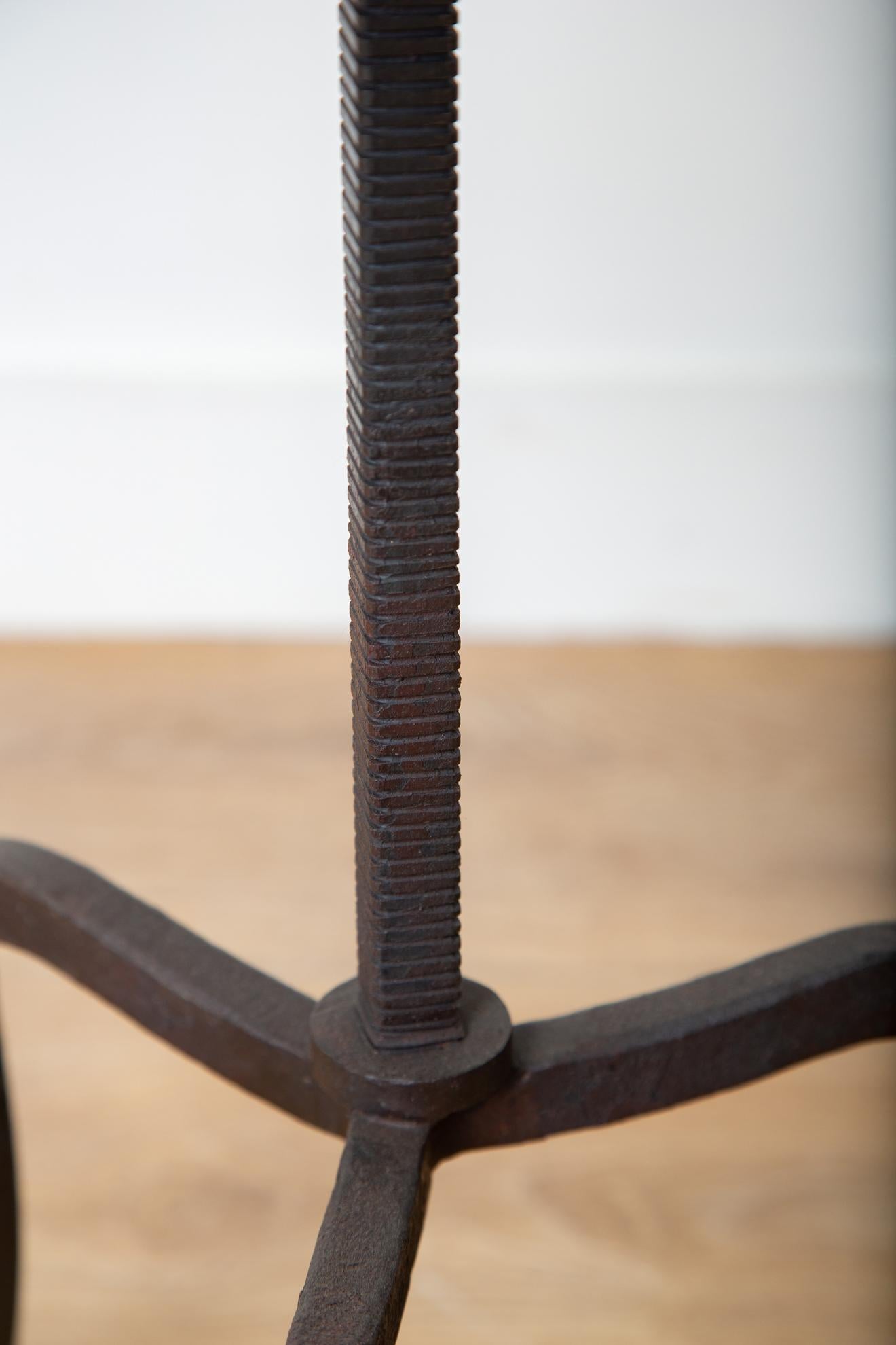 Tavolino a treppiede singolo forgiato a mano con piedi a zoccolo, in stock in vendita 1