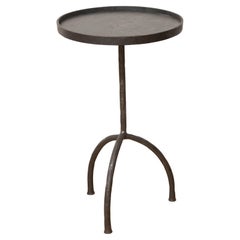 Table d'appoint ou de boissons à trois pieds forgée à la main, en stock