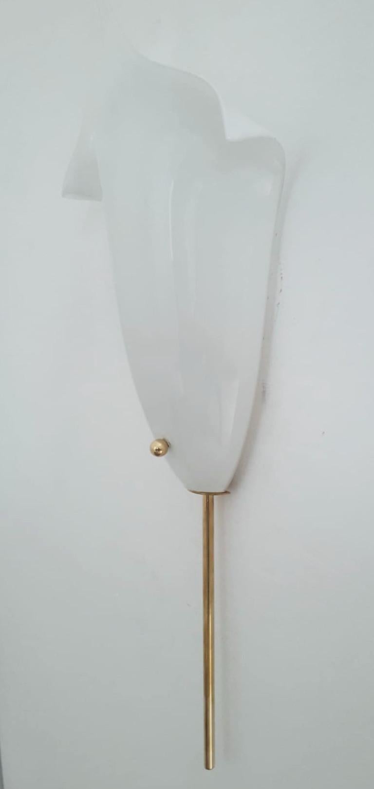 Vintage Italian wall lights with milky white tulip shaped Murano glass shades mounted on brass frames, made in Italy by Barovier e Toso, circa 1950s
Original mark on frame
Measures: height 21 inches, width 8 inches, depth 3 inches
1 light / E12 or
